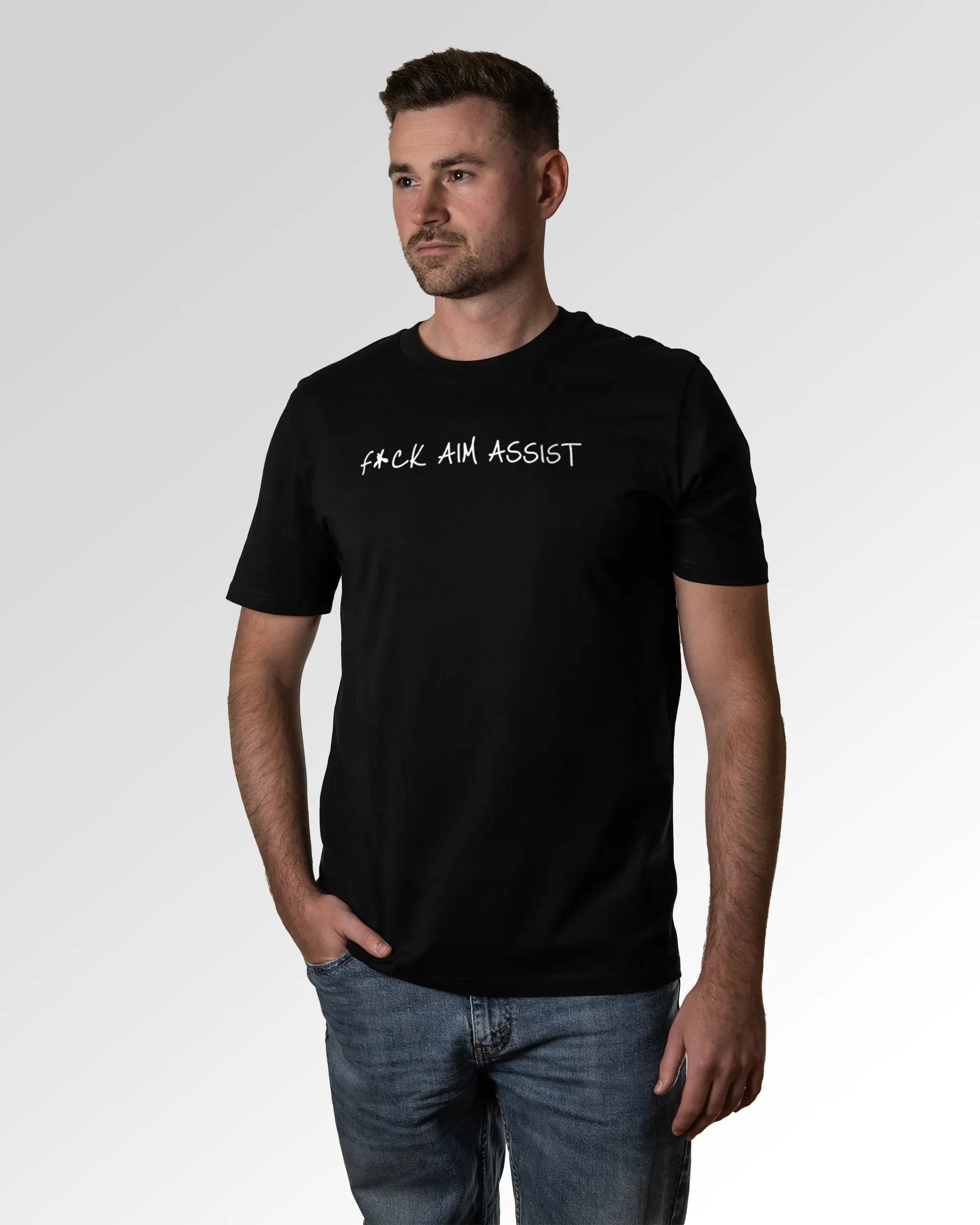 Primärer Modelshot der Druckseite des Organic Unisex T-Shirts von Maondo im Casual Fit mit dem Design F Aim Assist in der Farbe Black