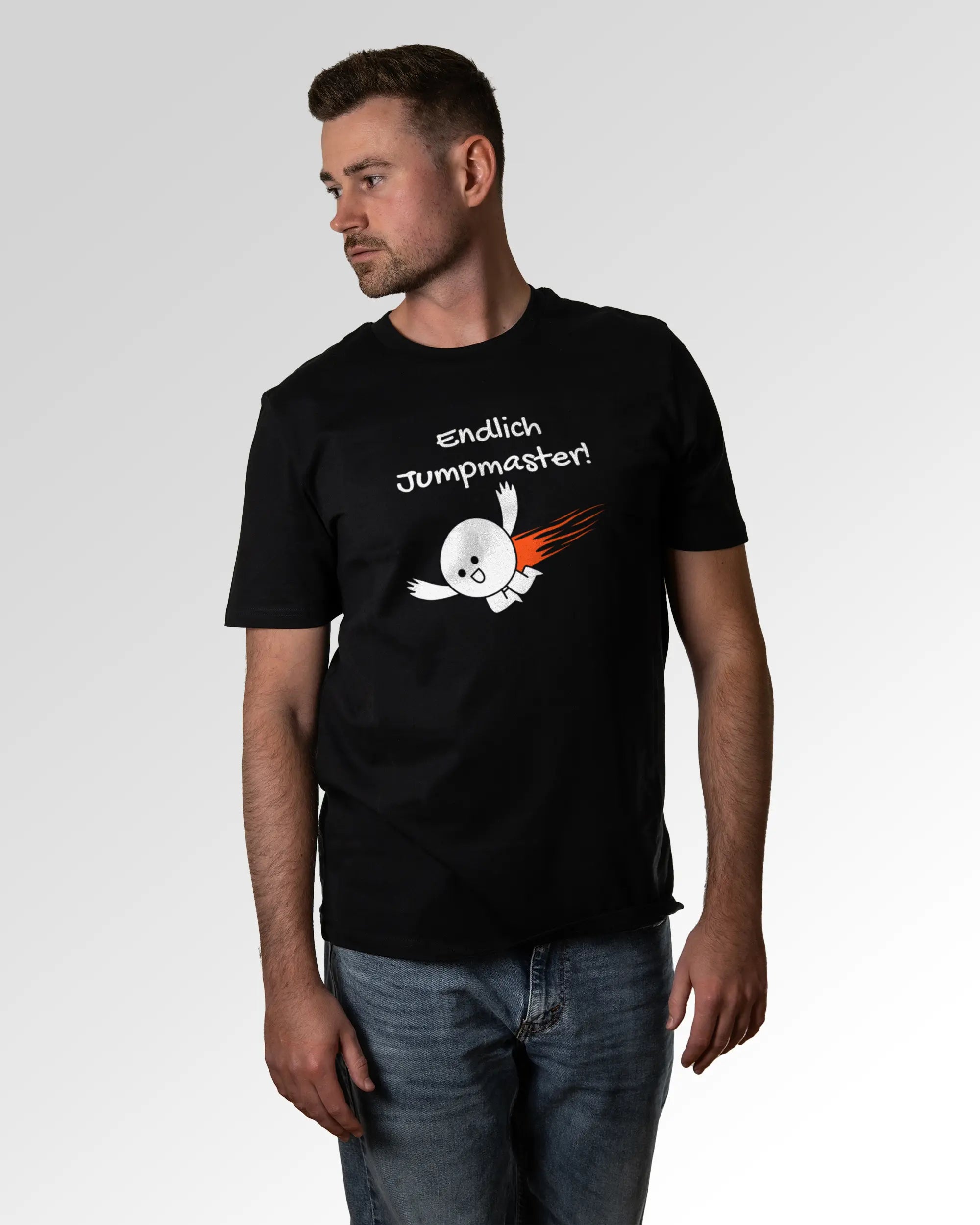 Primärer Modelshot der Druckseite des Organic Unisex T-Shirts von Maondo im Casual Fit mit dem Design Endlich Jumpmaster in der Farbe Black