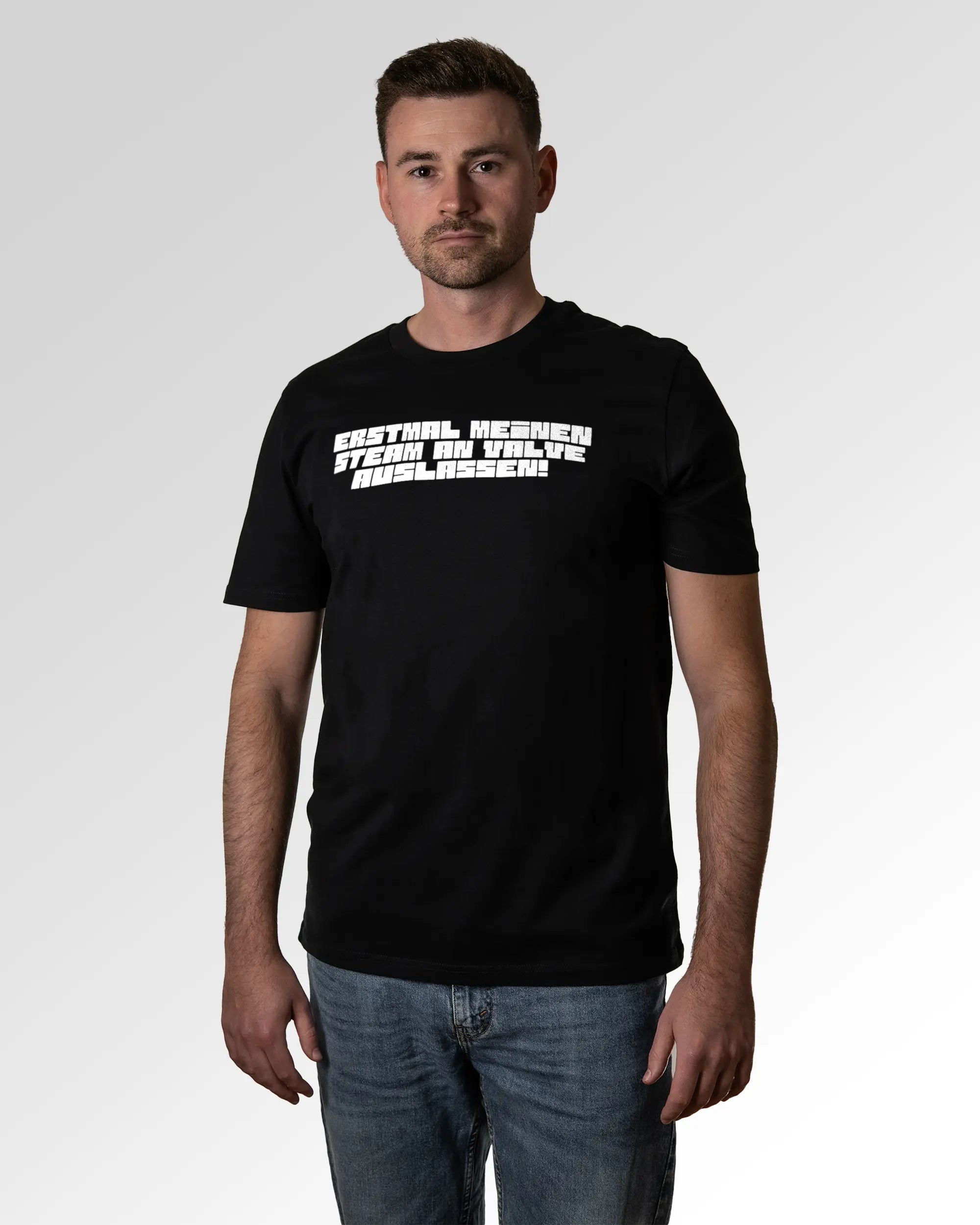 Primärer Modelshot der Druckseite des Organic Unisex T-Shirts von Maondo im Casual Fit mit dem Design Lass es raus in der Farbe Black