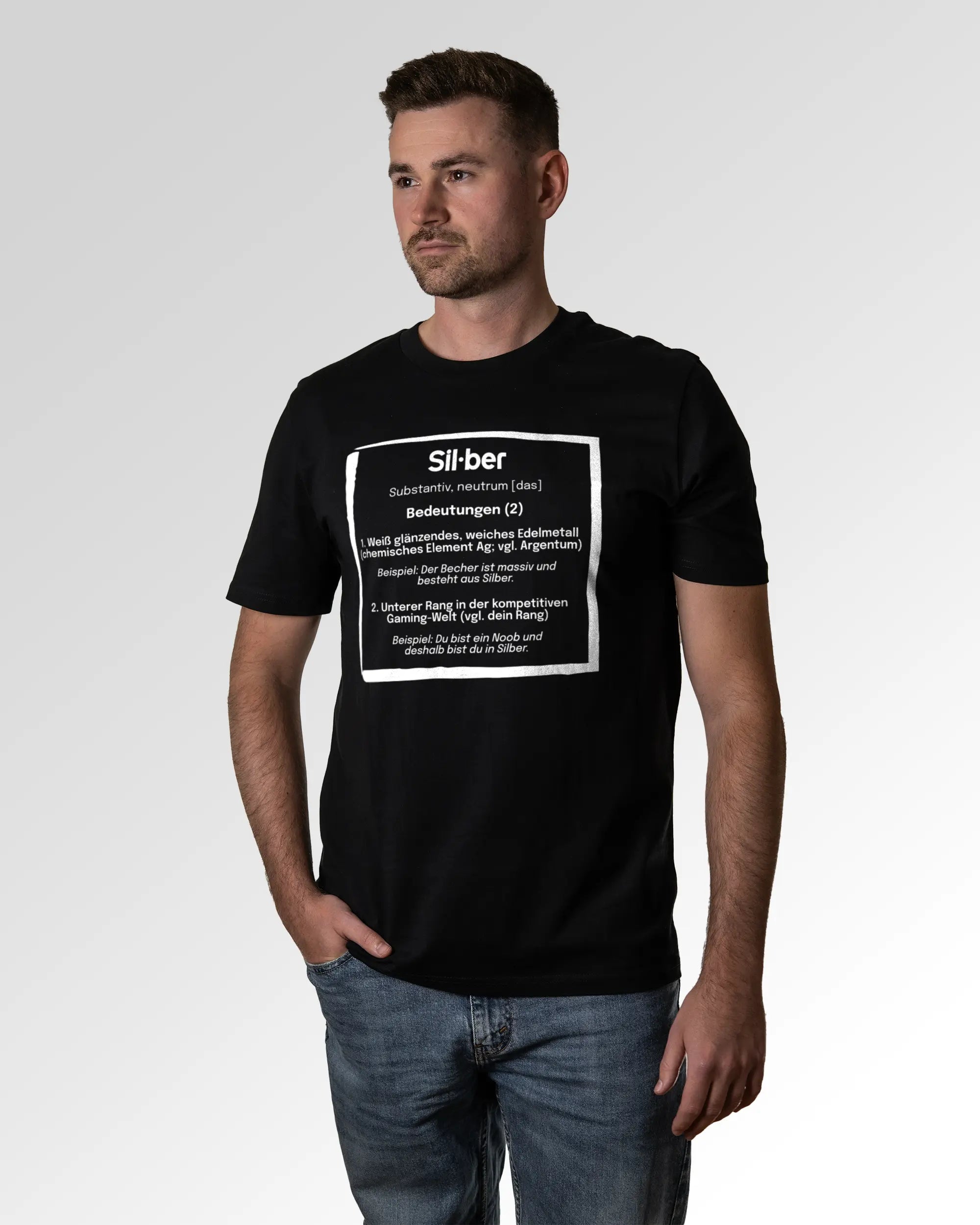 Primärer Modelshot der Druckseite des Organic Unisex T-Shirts von Maondo im Casual Fit mit dem Design Silber for life in der Farbe Black