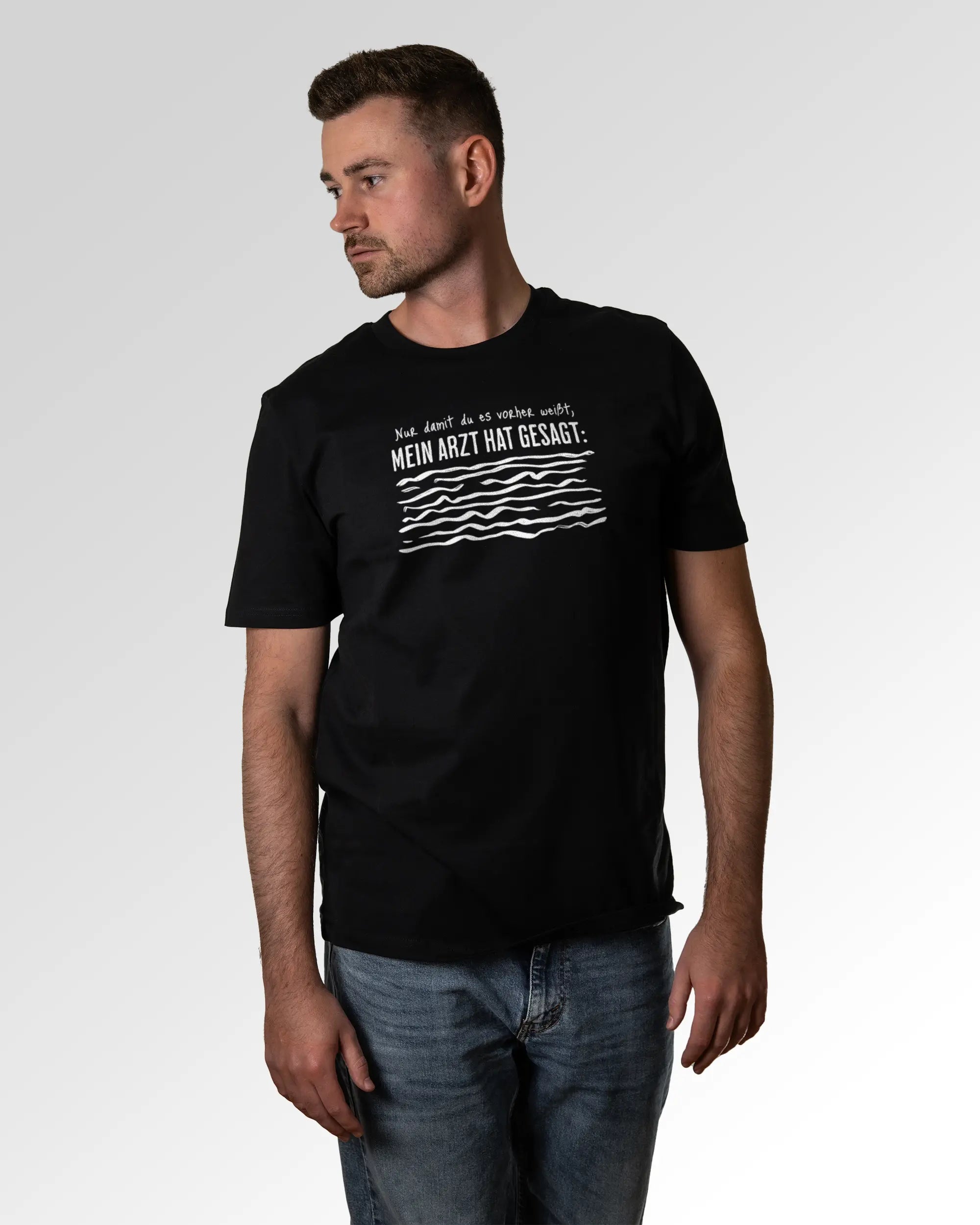 Primärer Modelshot der Druckseite des Organic Unisex T-Shirts von Maondo im Casual Fit mit dem Design Anamnese in der Farbe Black