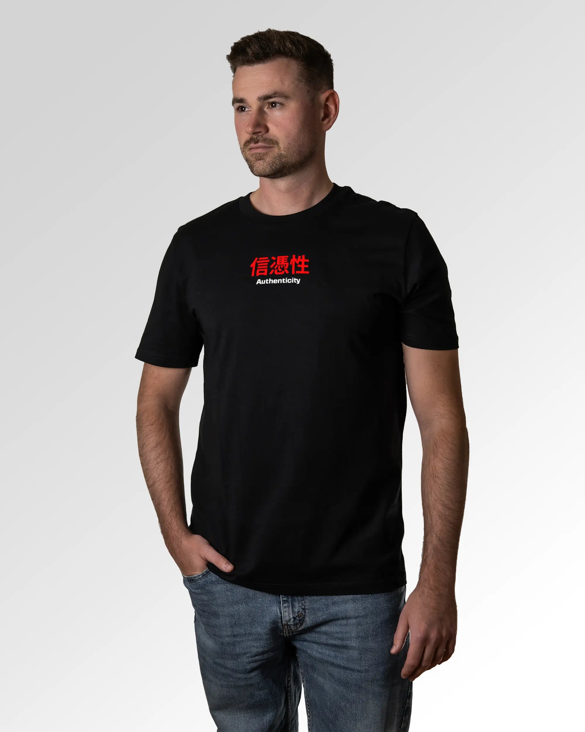 Männlicher Modelshot der primären Druckseite des Organic Unisex T-Shirts von Maondo im Casual Fit mit dem Design Authentic Shit in der Farbe Black