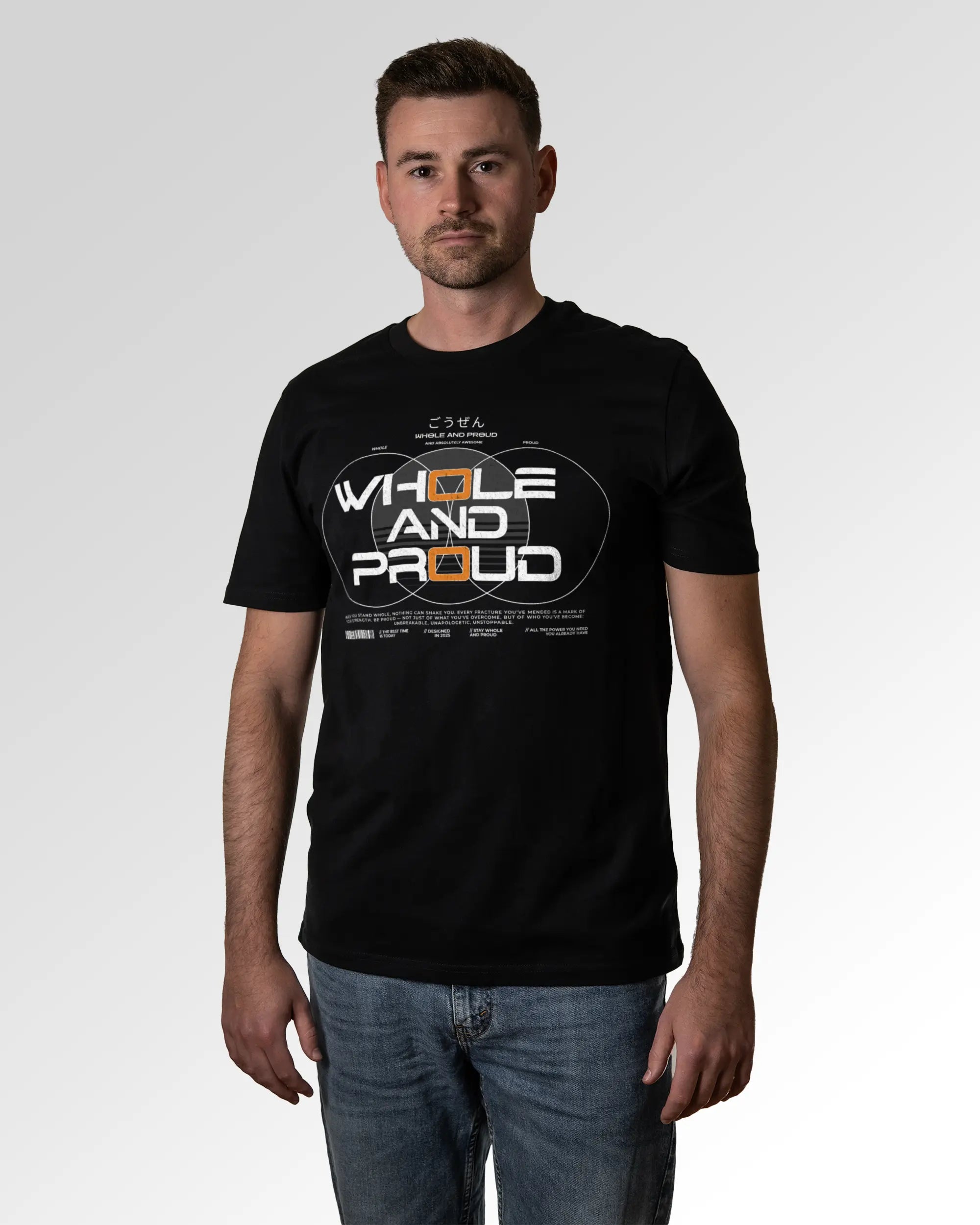 Männlicher Modelshot der primären Druckseite des Organic Unisex T-Shirts von Maondo im Casual Fit mit dem Design Whole and proud in der Farbe Black