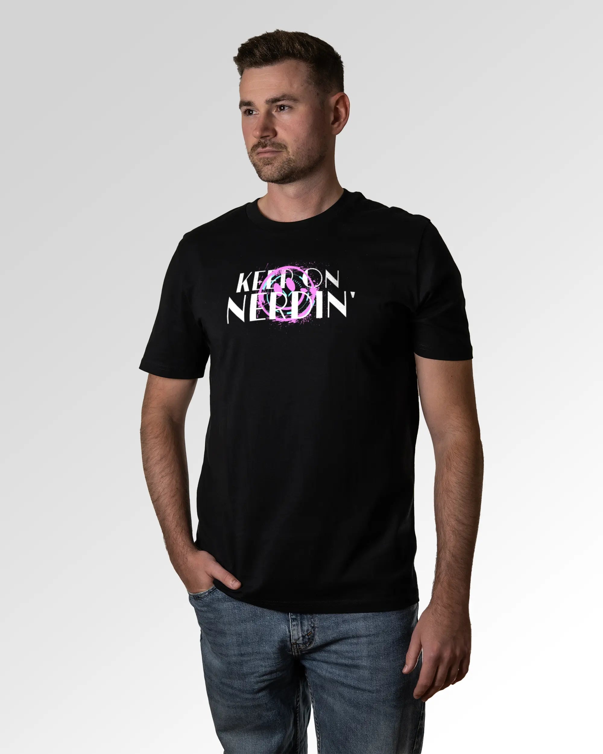 Männlicher Modelshot der primären Druckseite des Organic Unisex T-Shirts von Maondo im Casual Fit mit dem Design Nerd Engine in der Farbe Black