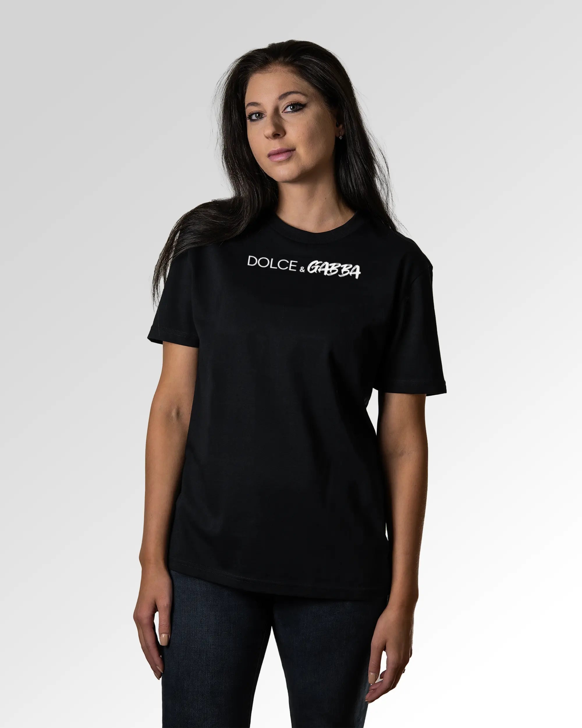 Sekundärer Modelshot der Druckseite des Organic Unisex T-Shirts von Maondo im Casual Fit mit dem Design Dolce & Gabba in der Farbe Black