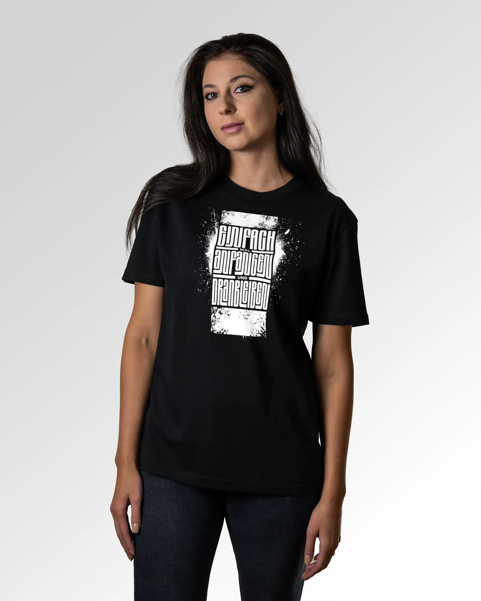 Sekundärer Modelshot der Druckseite des Organic Unisex T-Shirts von Maondo im Casual Fit mit dem Design Einfach Anfangen in der Farbe Black