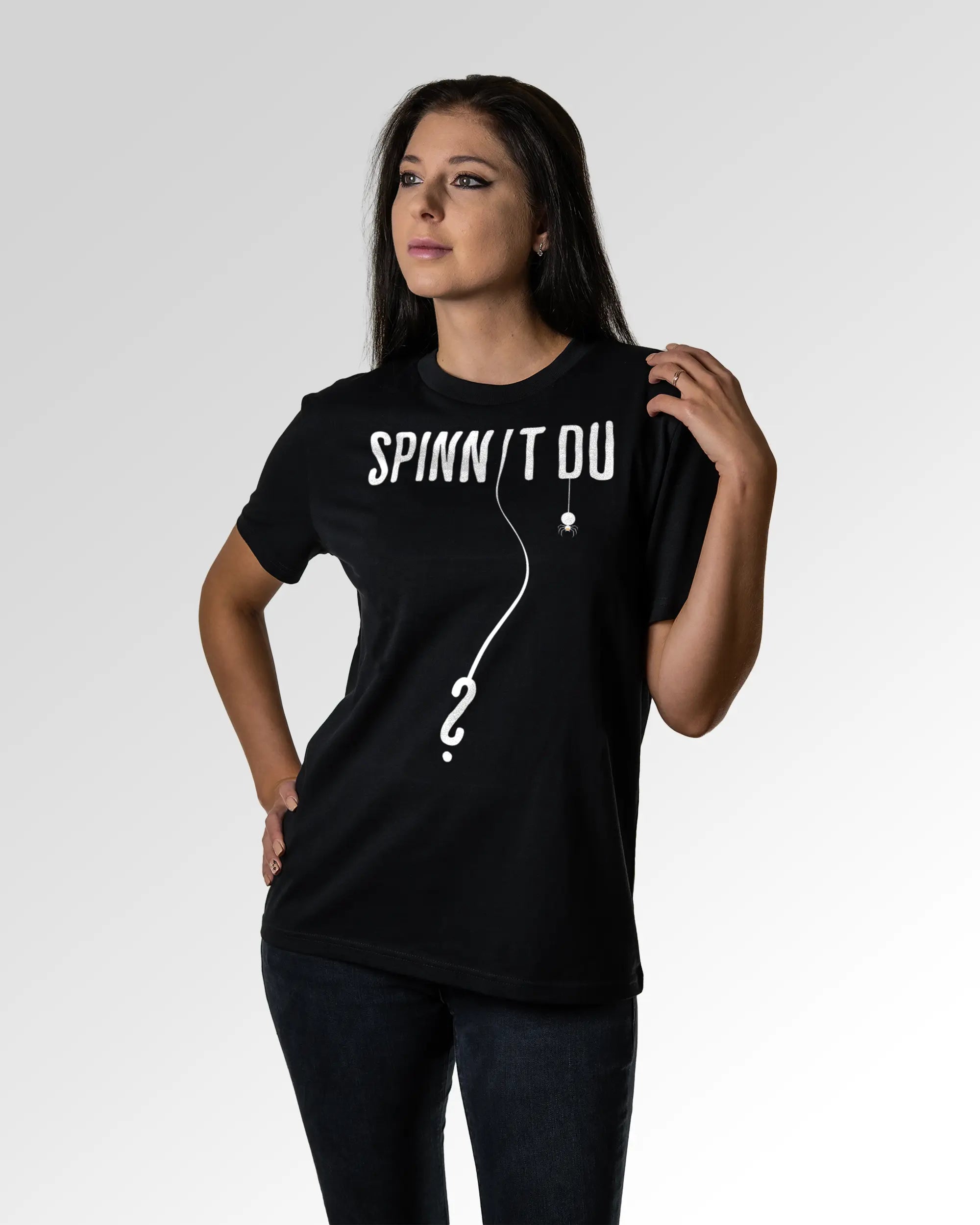 Sekundärer Modelshot der Druckseite des Organic Unisex T-Shirts von Maondo im Casual Fit mit dem Design Spinnst du? in der Farbe Black