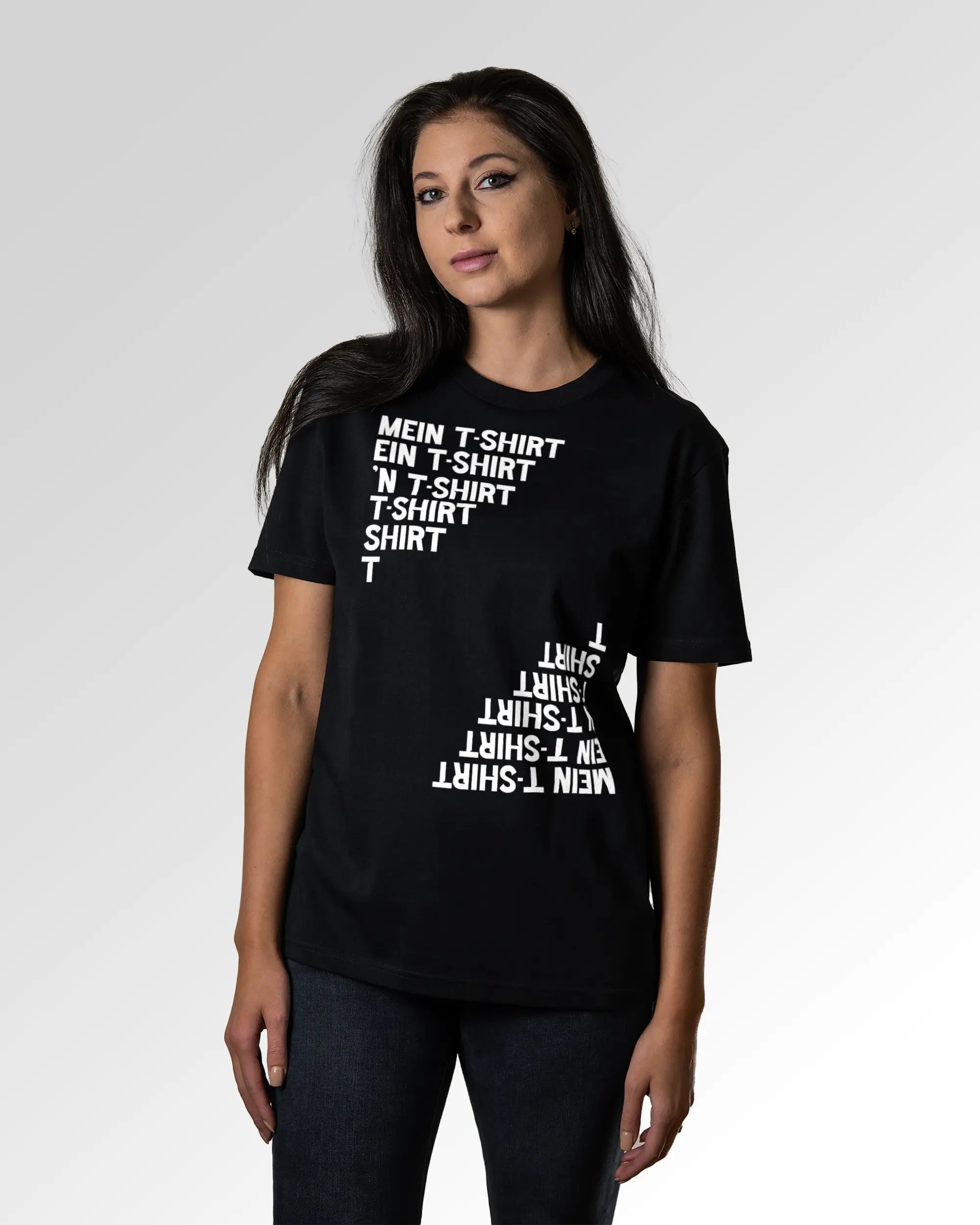 Sekundärer Modelshot der Druckseite des Organic Unisex T-Shirts von Maondo im Casual Fit mit dem Design Basically ein T-Shirt in der Farbe Black