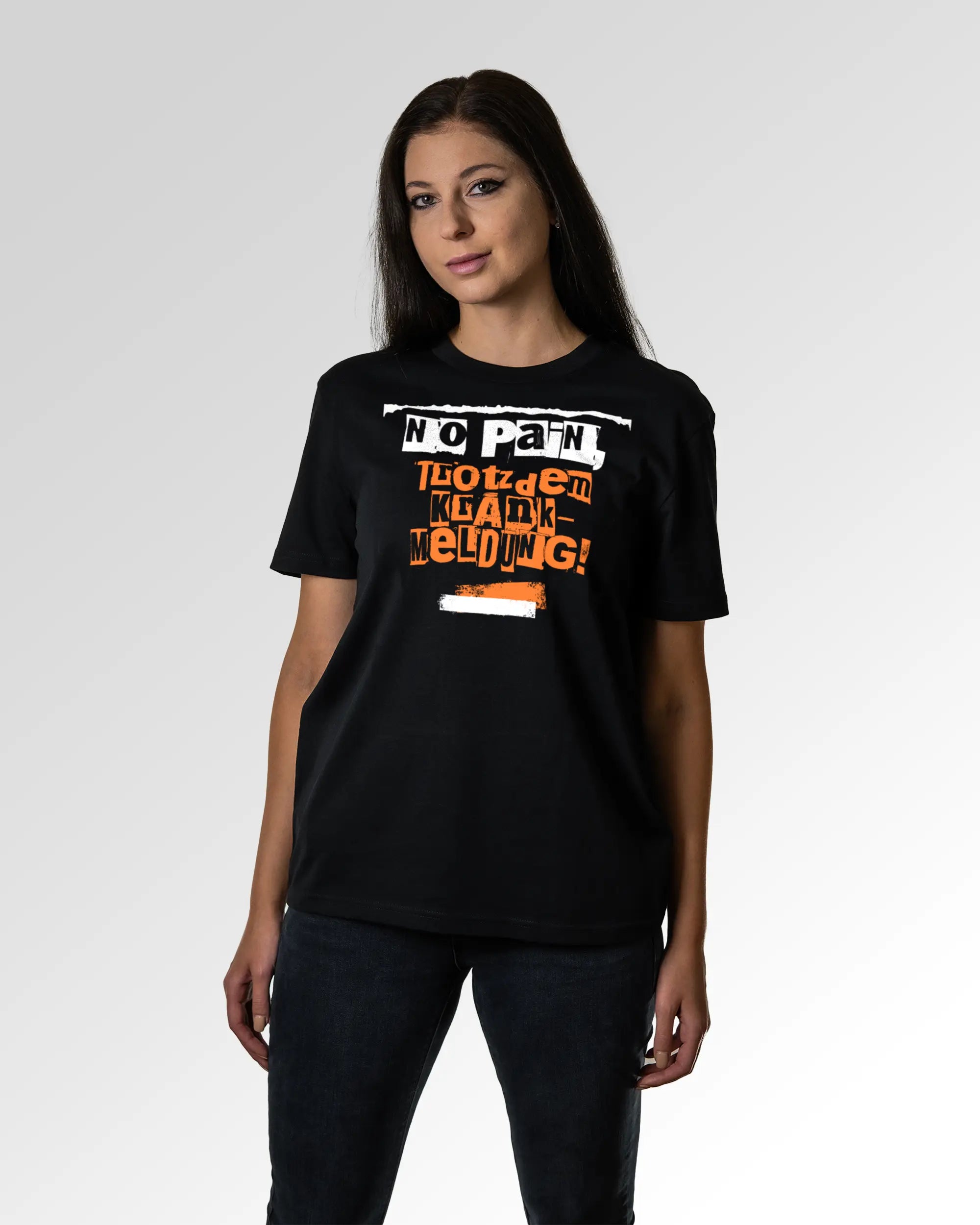 Sekundärer Modelshot der Druckseite des Organic Unisex T-Shirts von Maondo im Casual Fit mit dem Design Krankmeldung in der Farbe Black