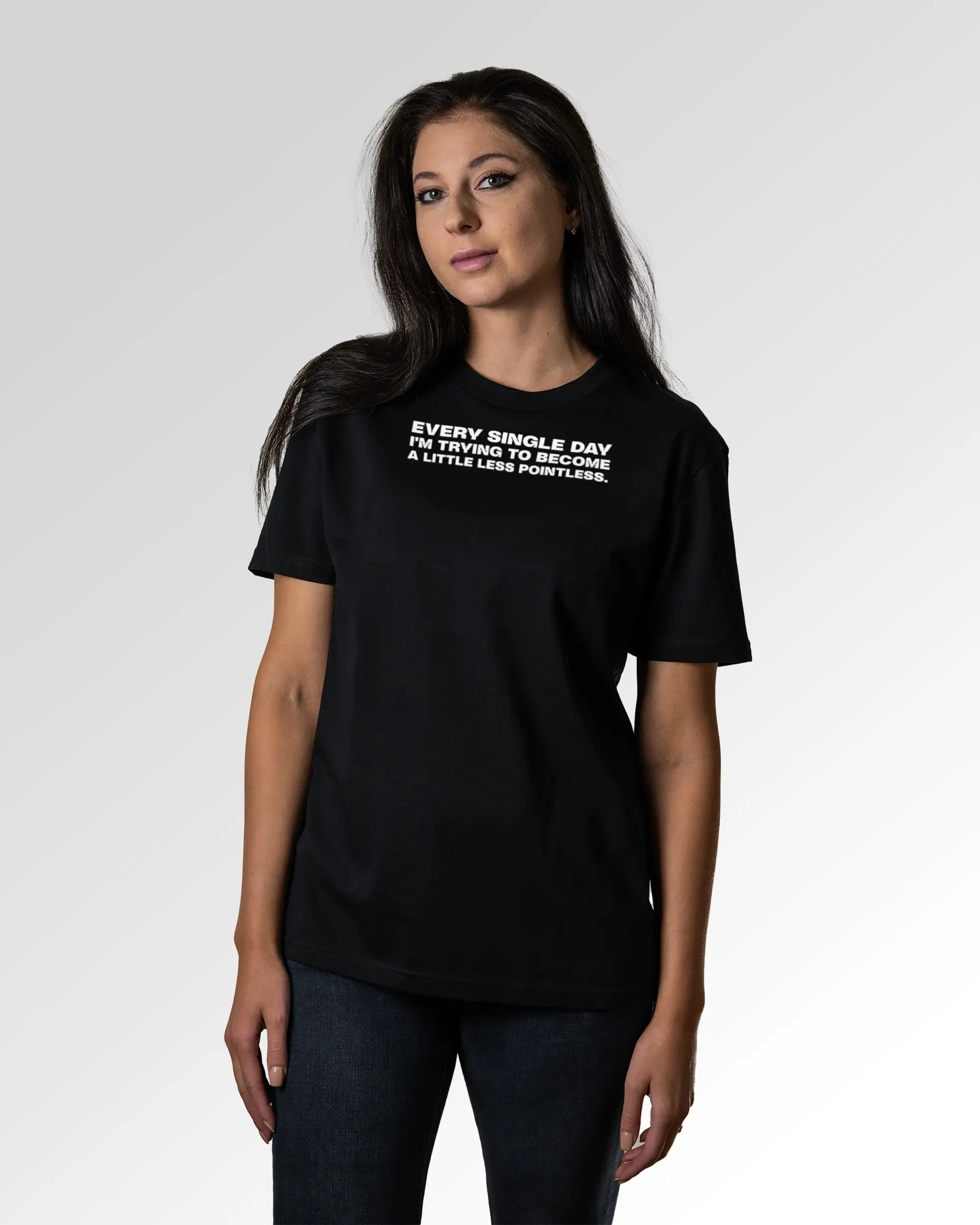 Sekundärer Modelshot der Druckseite des Organic Unisex T-Shirts von Maondo im Casual Fit mit dem Design Less Pointless in der Farbe Black