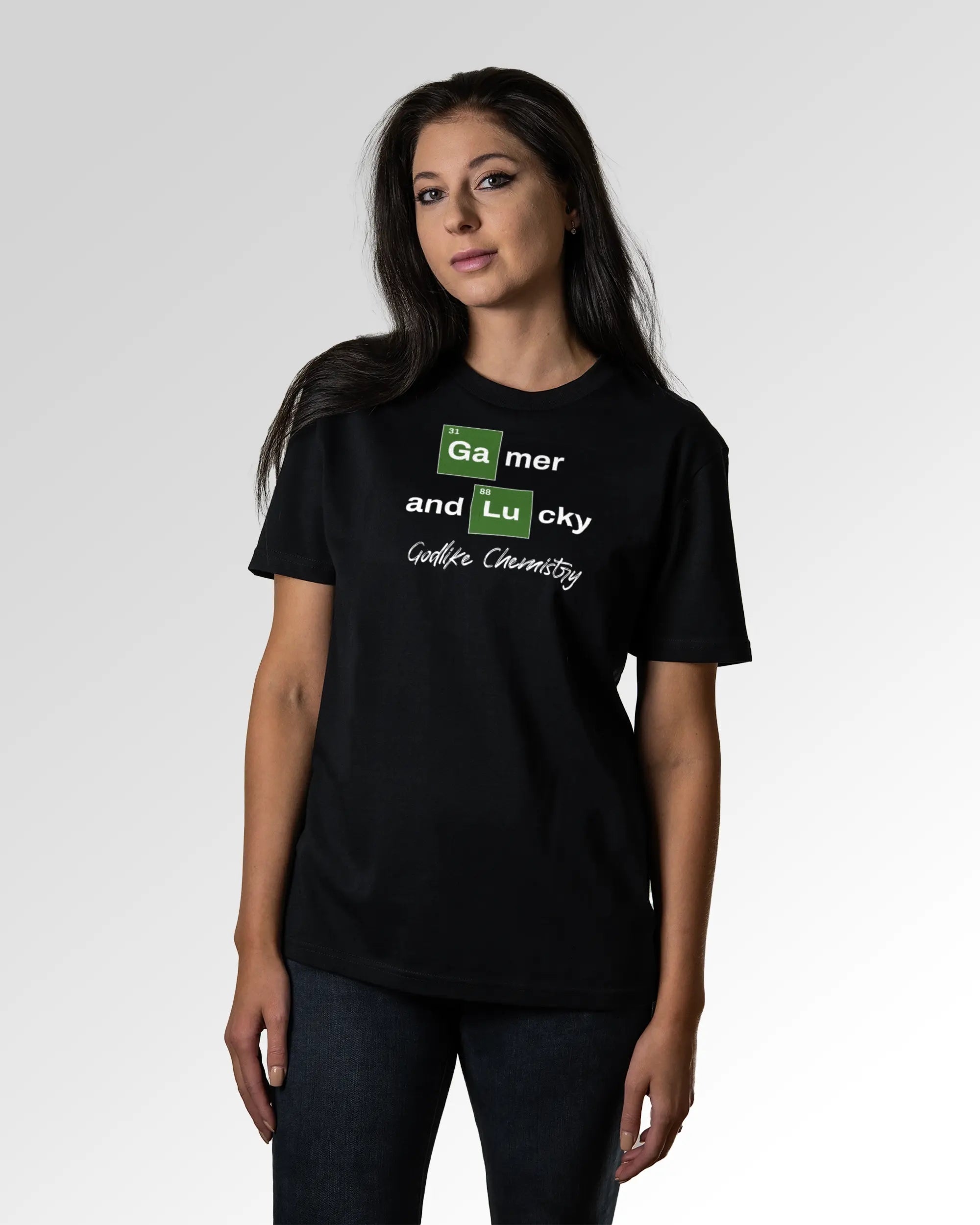 Sekundärer Modelshot der Druckseite des Organic Unisex T-Shirts von Maondo im Casual Fit mit dem Design Gamer Chemistry in der Farbe Black