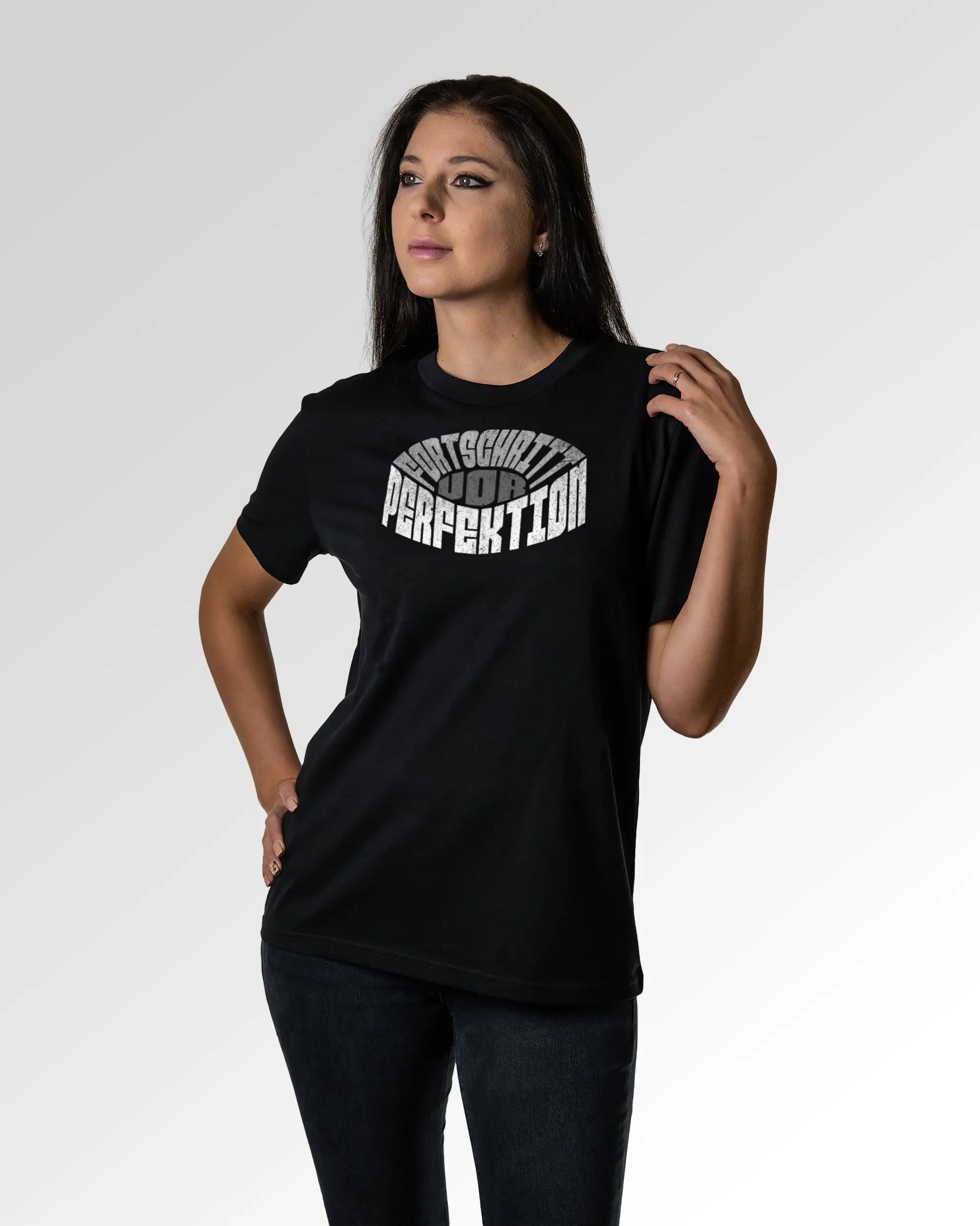 Sekundärer Modelshot der Druckseite des Organic Unisex T-Shirts von Maondo im Casual Fit mit dem Design Geh mal vor in der Farbe Black