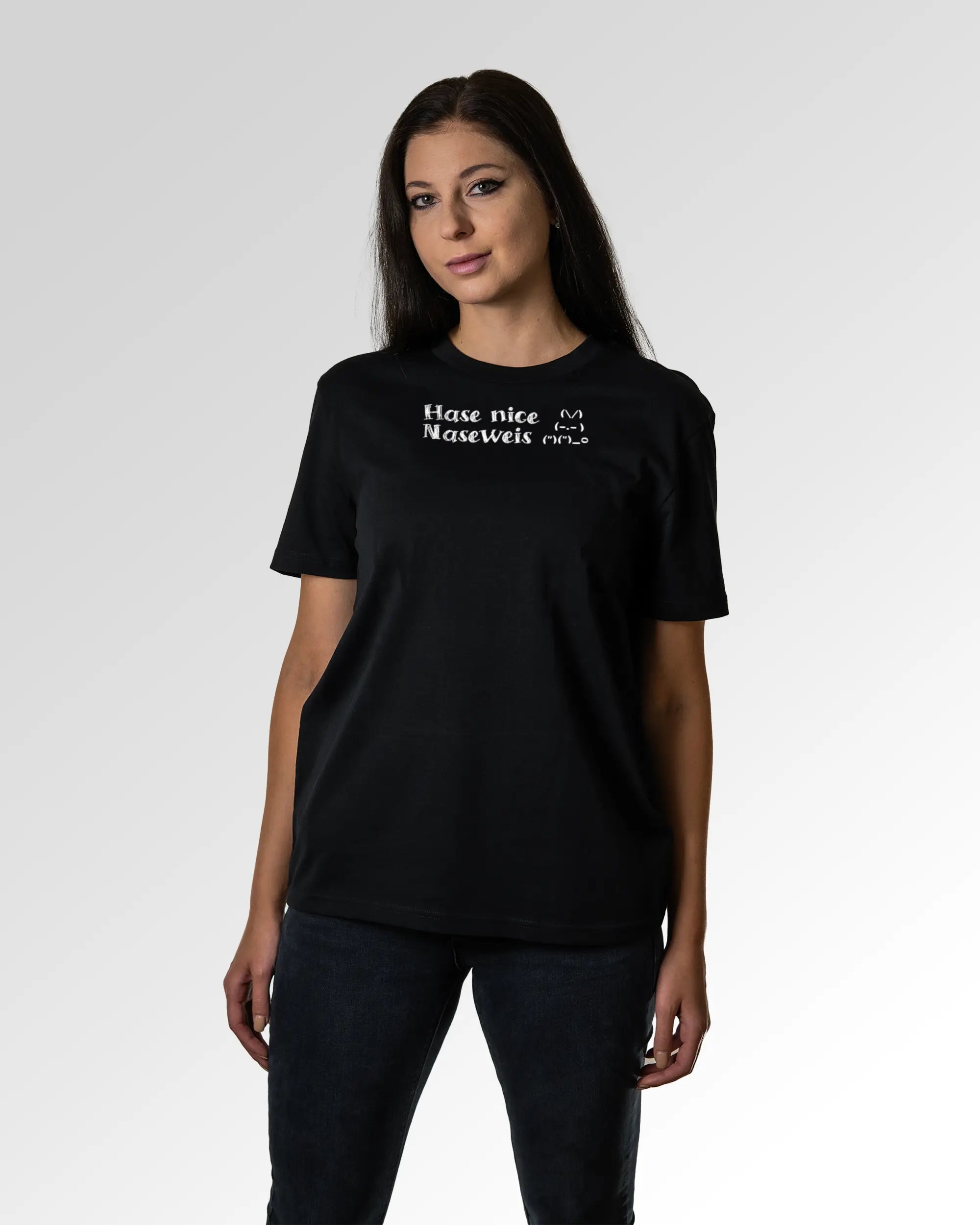 Sekundärer Modelshot der Druckseite des Organic Unisex T-Shirts von Maondo im Casual Fit mit dem Design Nicer Hase in der Farbe Black