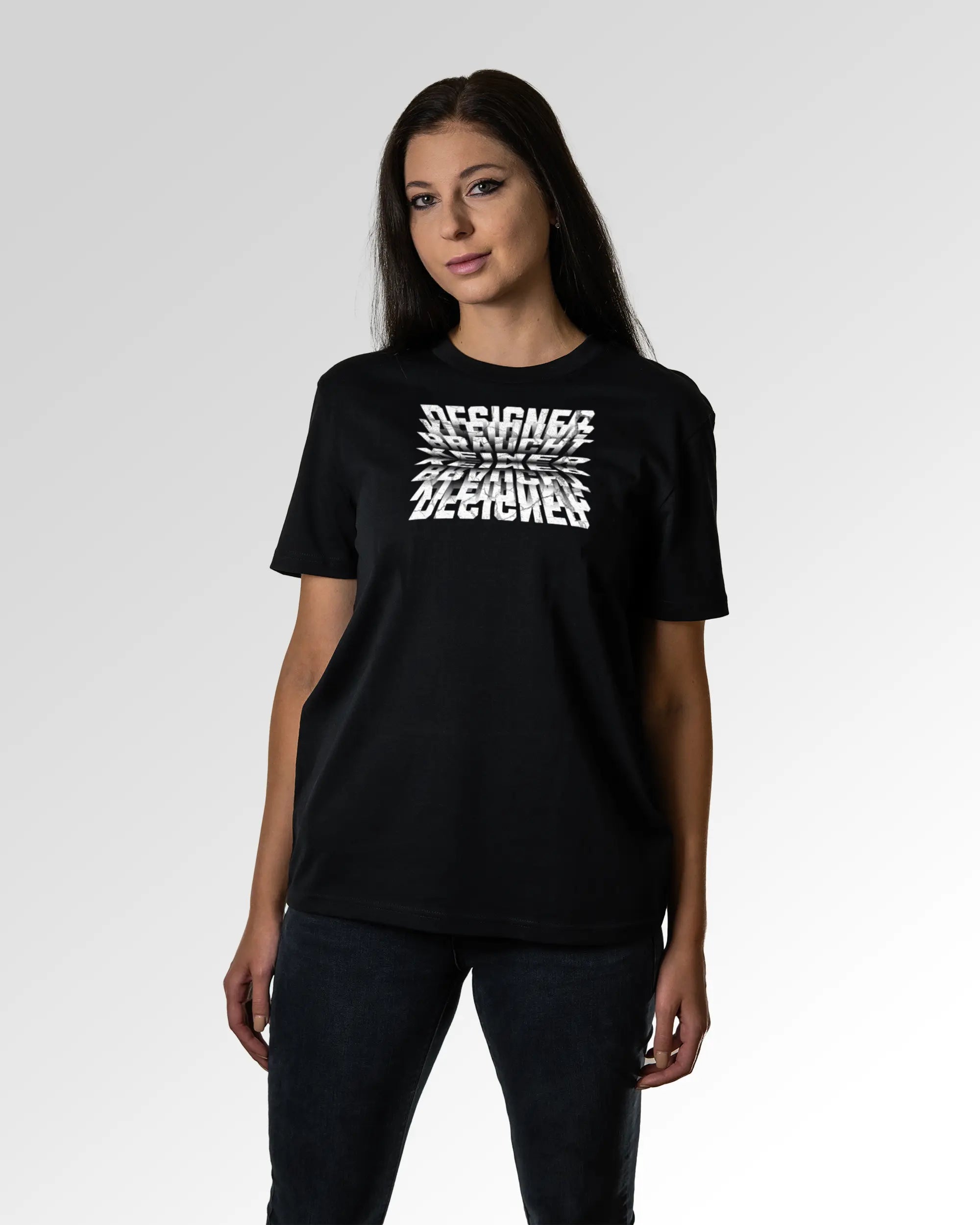 Sekundärer Modelshot der Druckseite des Organic Unisex T-Shirts von Maondo im Casual Fit mit dem Design Kein Designer in der Farbe Black