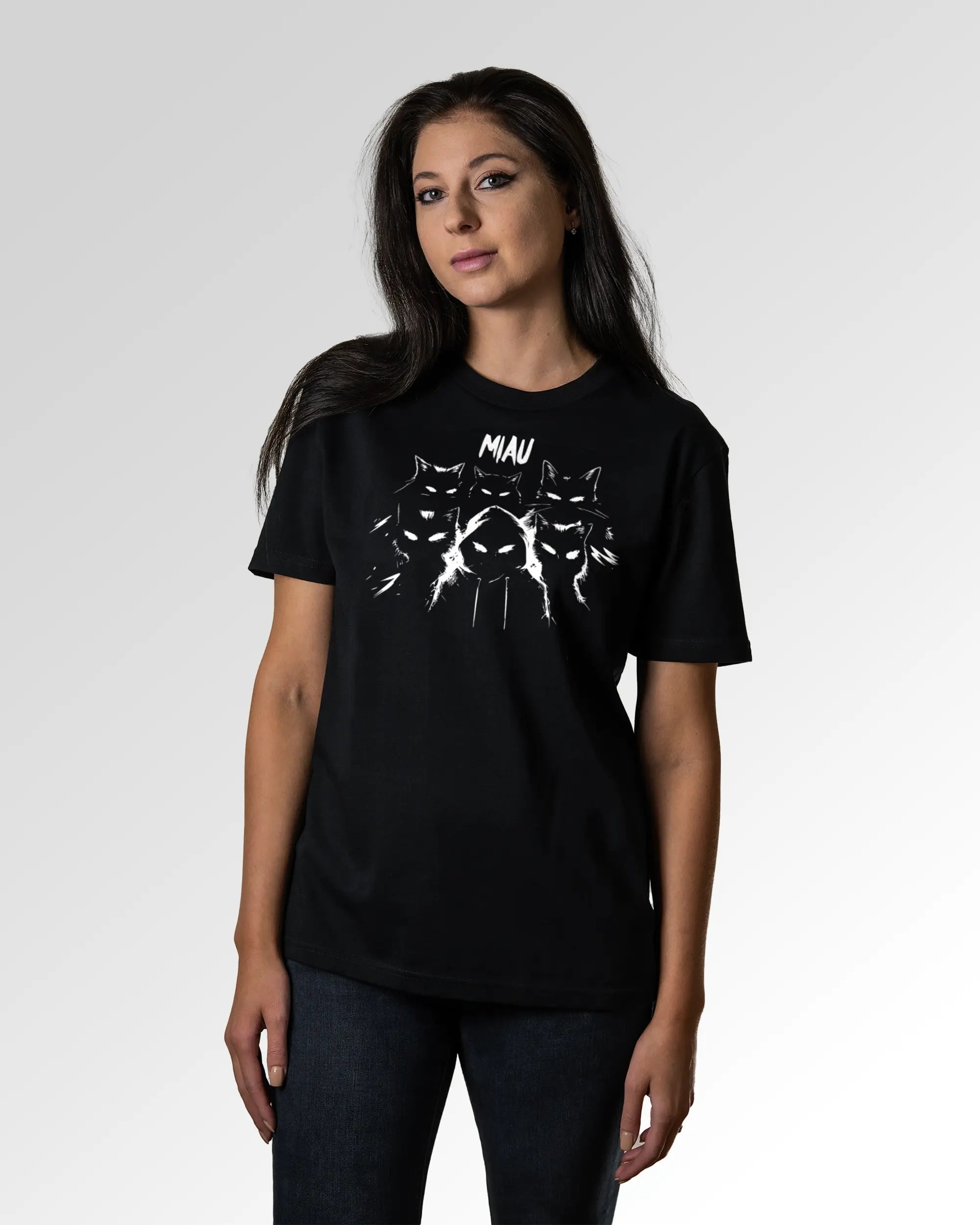 Sekundärer Modelshot der Druckseite des Organic Unisex T-Shirts von Maondo im Casual Fit mit dem Design Miau Gang in der Farbe Black