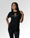 Sekundärer Modelshot der Druckseite des Organic Unisex T-Shirts von Maondo im Casual Fit mit dem Design Die richtige Antwort in der Farbe Black