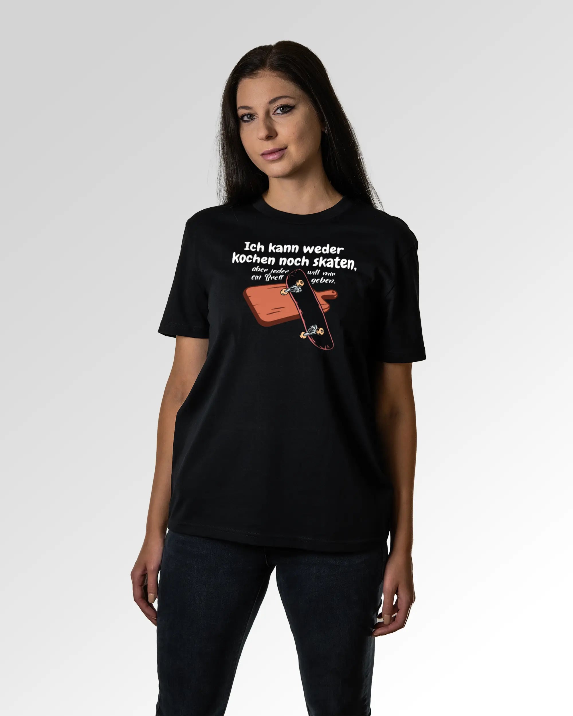 Sekundärer Modelshot der Druckseite des Organic Unisex T-Shirts von Maondo im Casual Fit mit dem Design Ein Brett geben in der Farbe Black