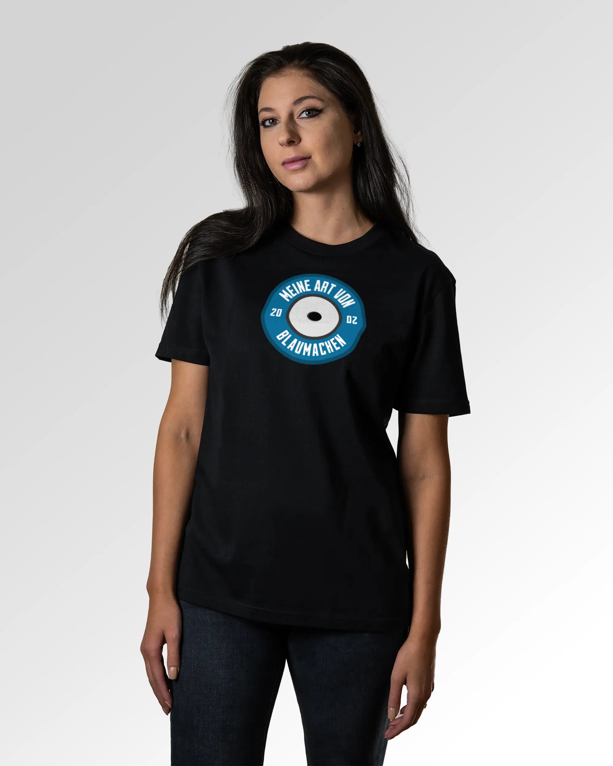 Sekundärer Modelshot der Druckseite des Organic Unisex T-Shirts von Maondo im Casual Fit mit dem Design Blaumachen in der Farbe Black