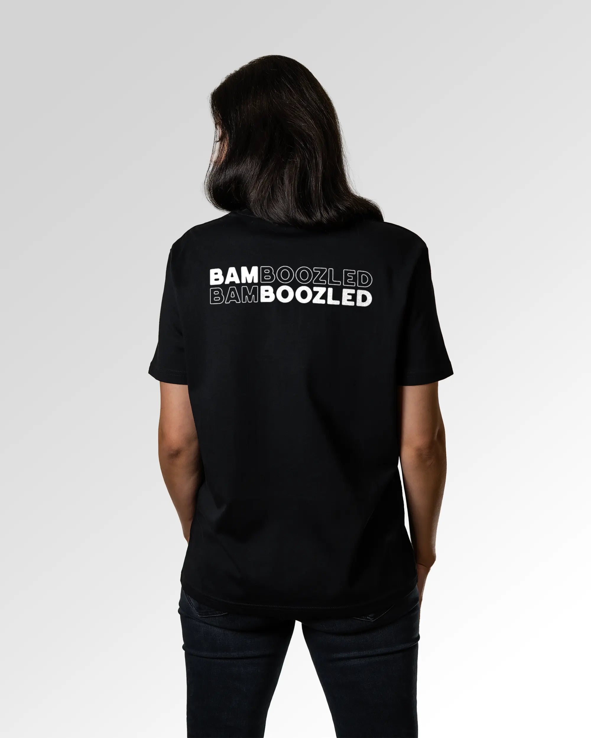 Sekundärer Modelshot der Druckseite des Organic Unisex T-Shirts von Maondo im Casual Fit mit dem Design Double Bamboozled in der Farbe Black