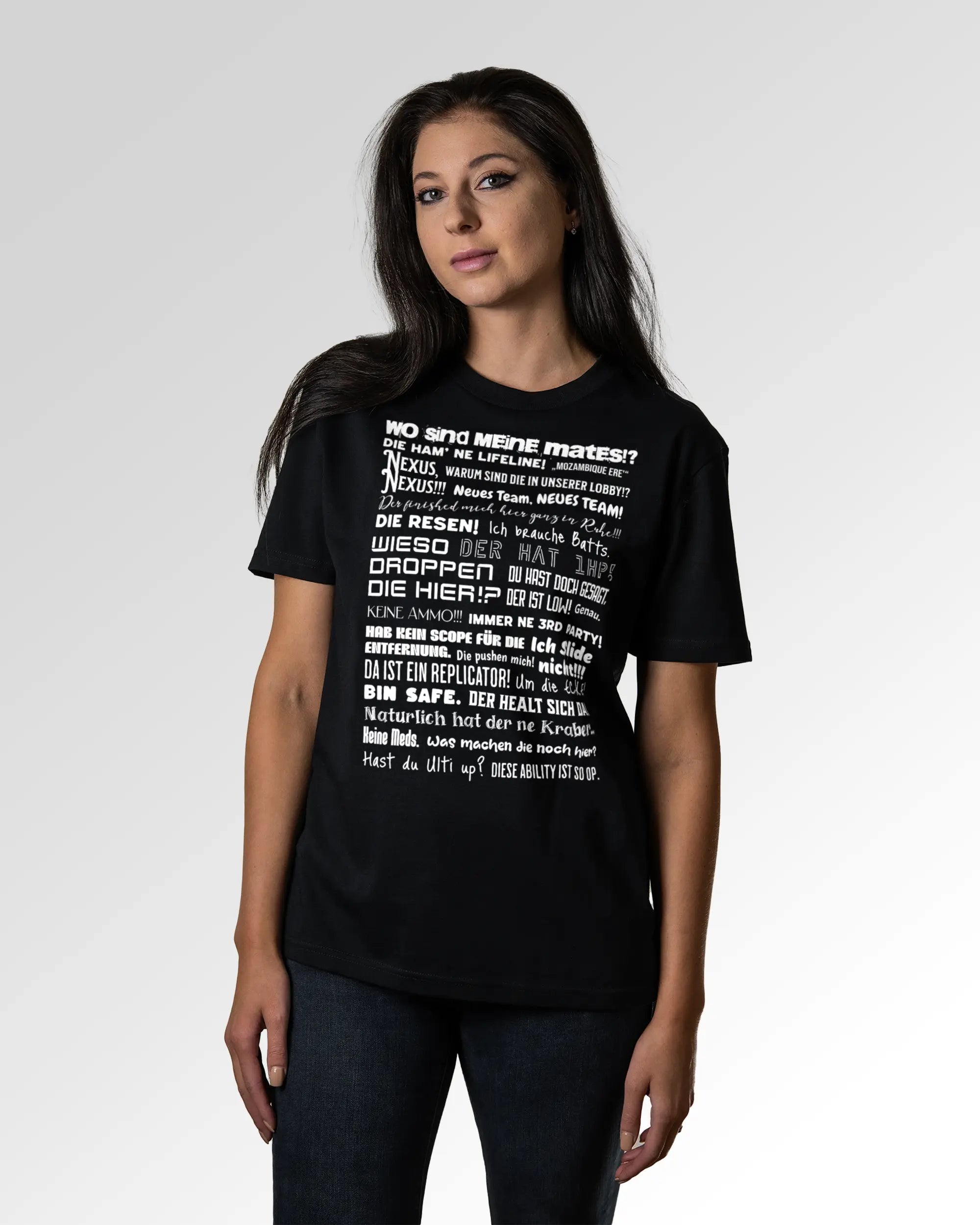 Sekundärer Modelshot der Druckseite des Organic Unisex T-Shirts von Maondo im Casual Fit mit dem Design Apex Storytime in der Farbe Black