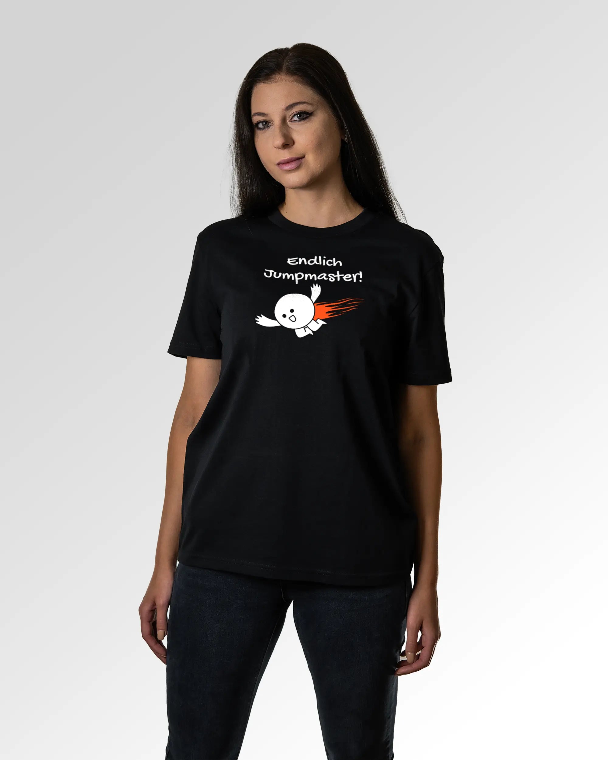 Sekundärer Modelshot der Druckseite des Organic Unisex T-Shirts von Maondo im Casual Fit mit dem Design Endlich Jumpmaster in der Farbe Black