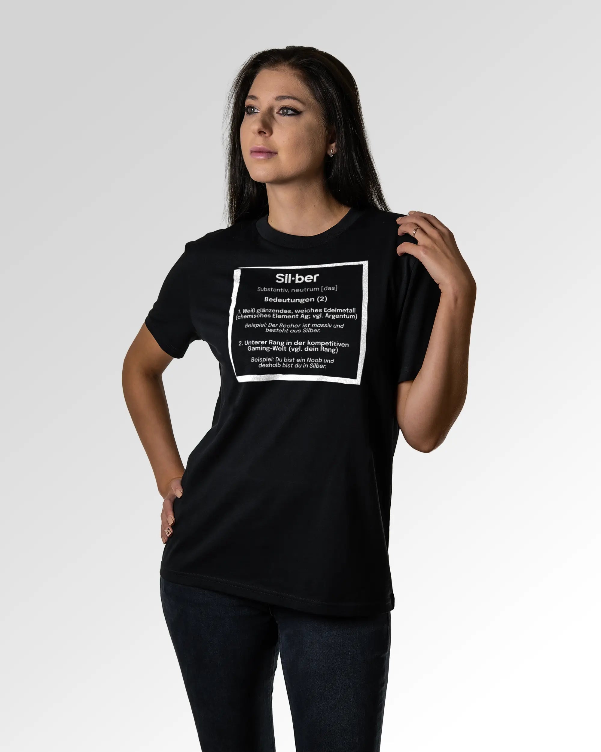 Sekundärer Modelshot der Druckseite des Organic Unisex T-Shirts von Maondo im Casual Fit mit dem Design Silber for life in der Farbe Black