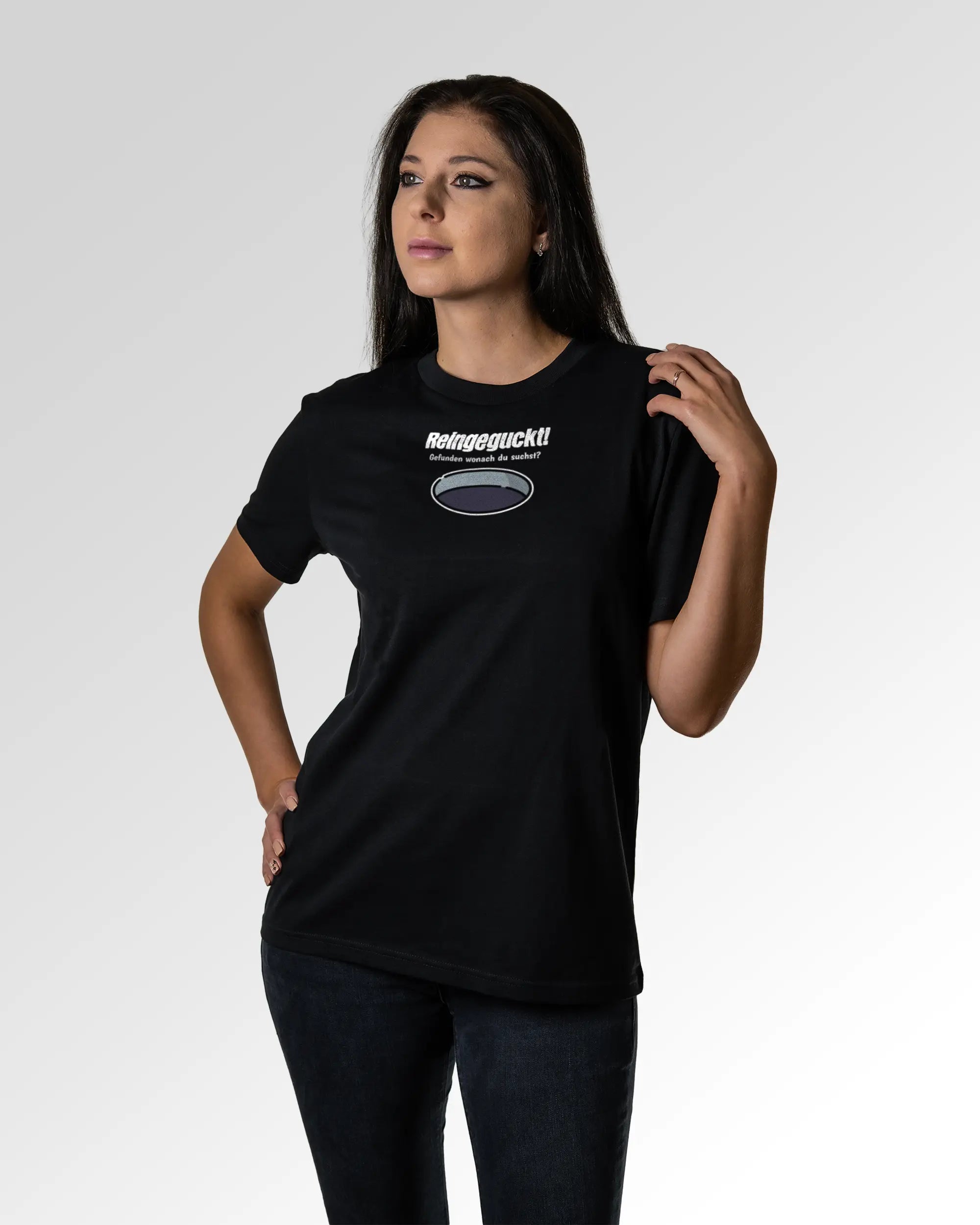 Sekundärer Modelshot der Druckseite des Organic Unisex T-Shirts von Maondo im Casual Fit mit dem Design Reinglotzen in der Farbe Black