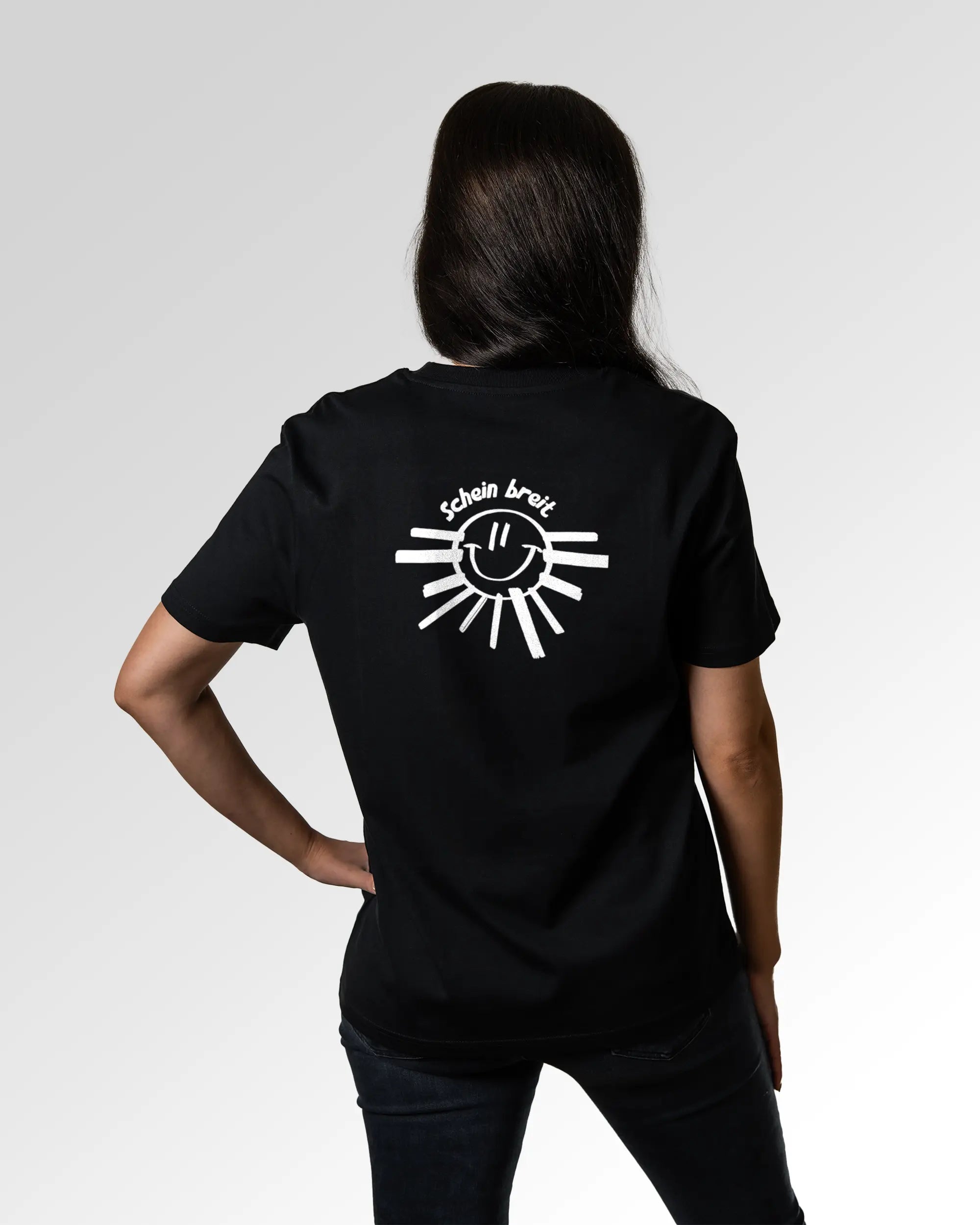 Sekundärer Modelshot der Druckseite des Organic Unisex T-Shirts von Maondo im Casual Fit mit dem Design Schein Breit in der Farbe Black