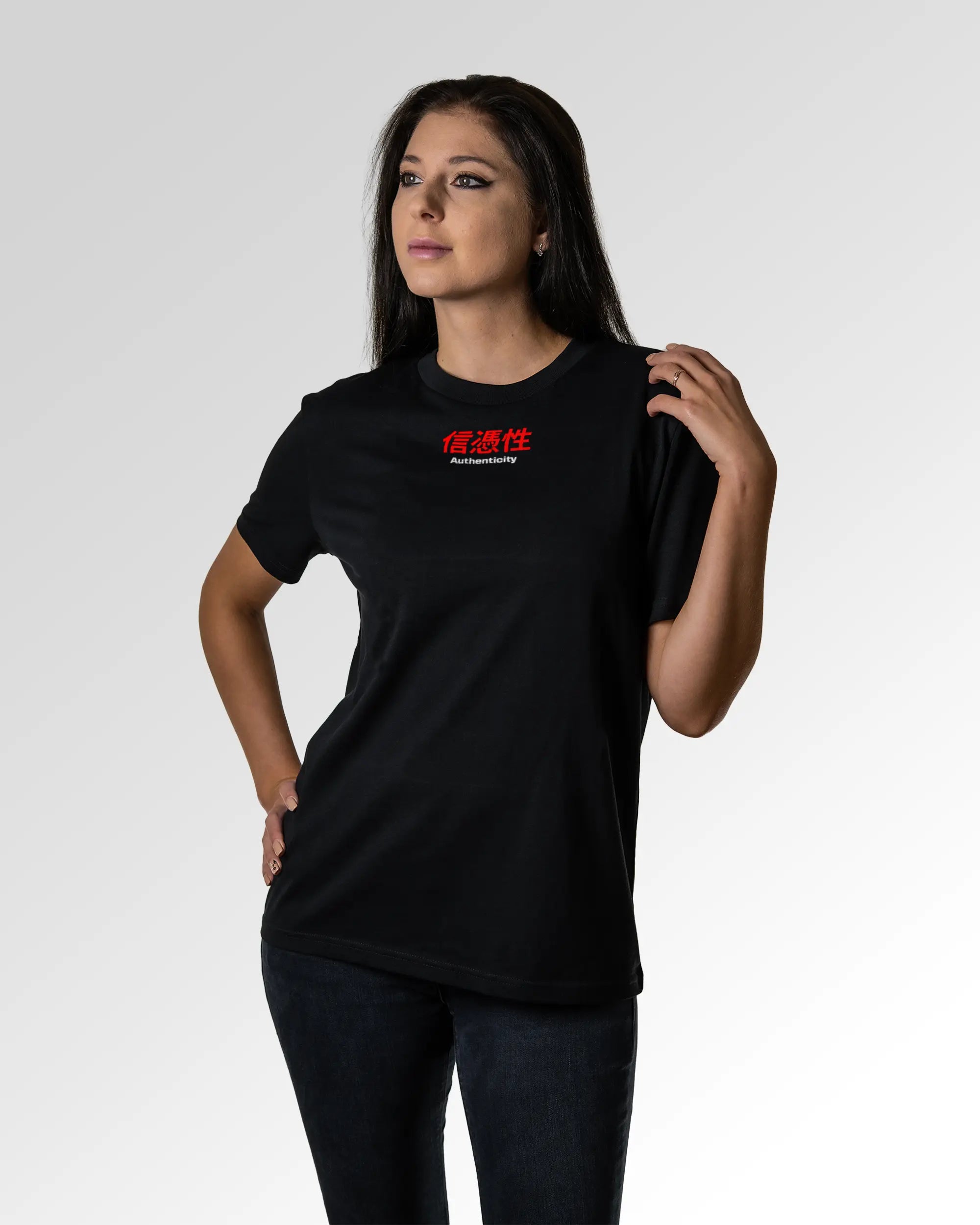 Weiblicher Modelshot der primären Druckseite des Organic Unisex T-Shirts von Maondo im Casual Fit mit dem Design Authentic Shit in der Farbe Black