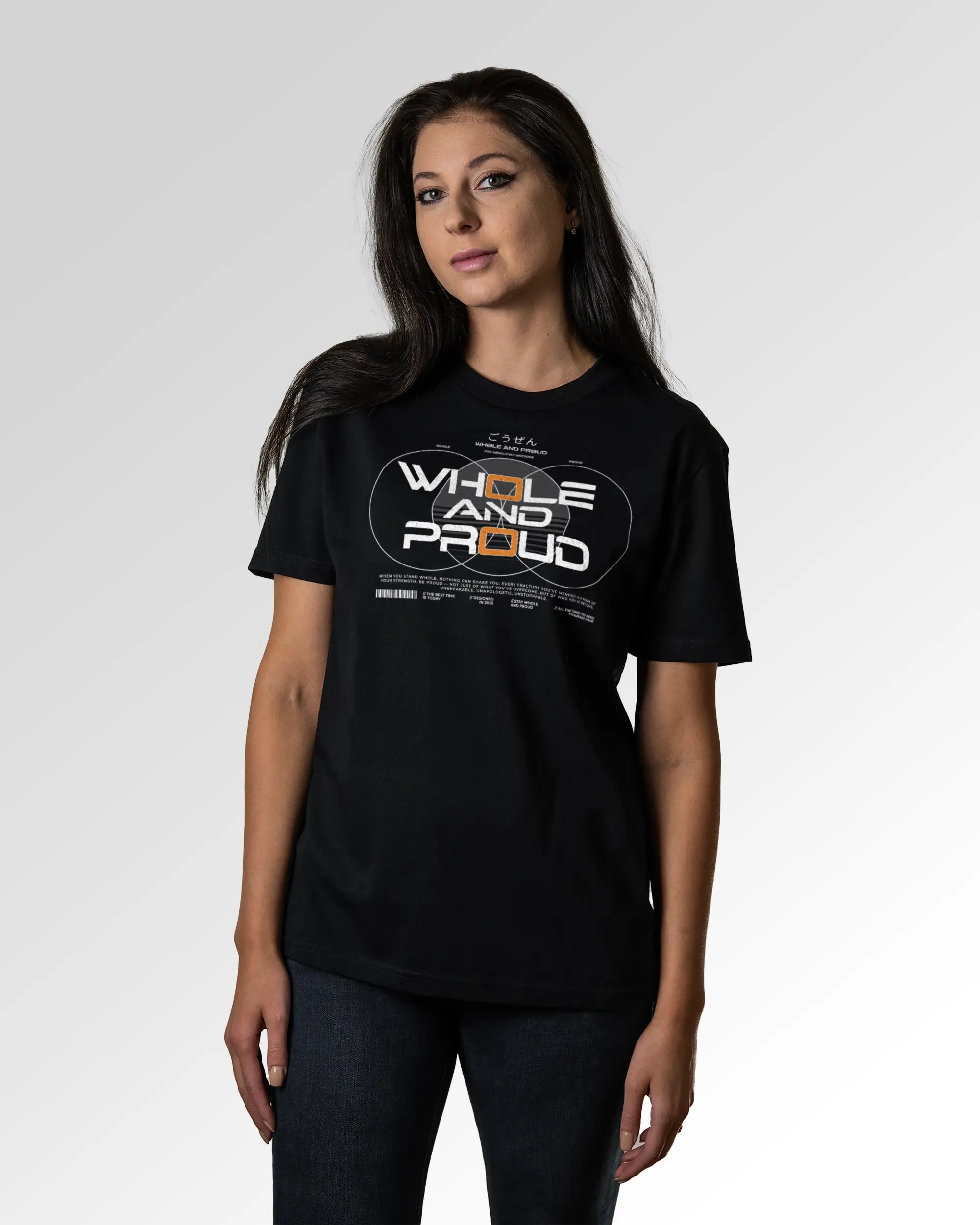 Weiblicher Modelshot der primären Druckseite des Organic Unisex T-Shirts von Maondo im Casual Fit mit dem Design Whole and proud in der Farbe Black