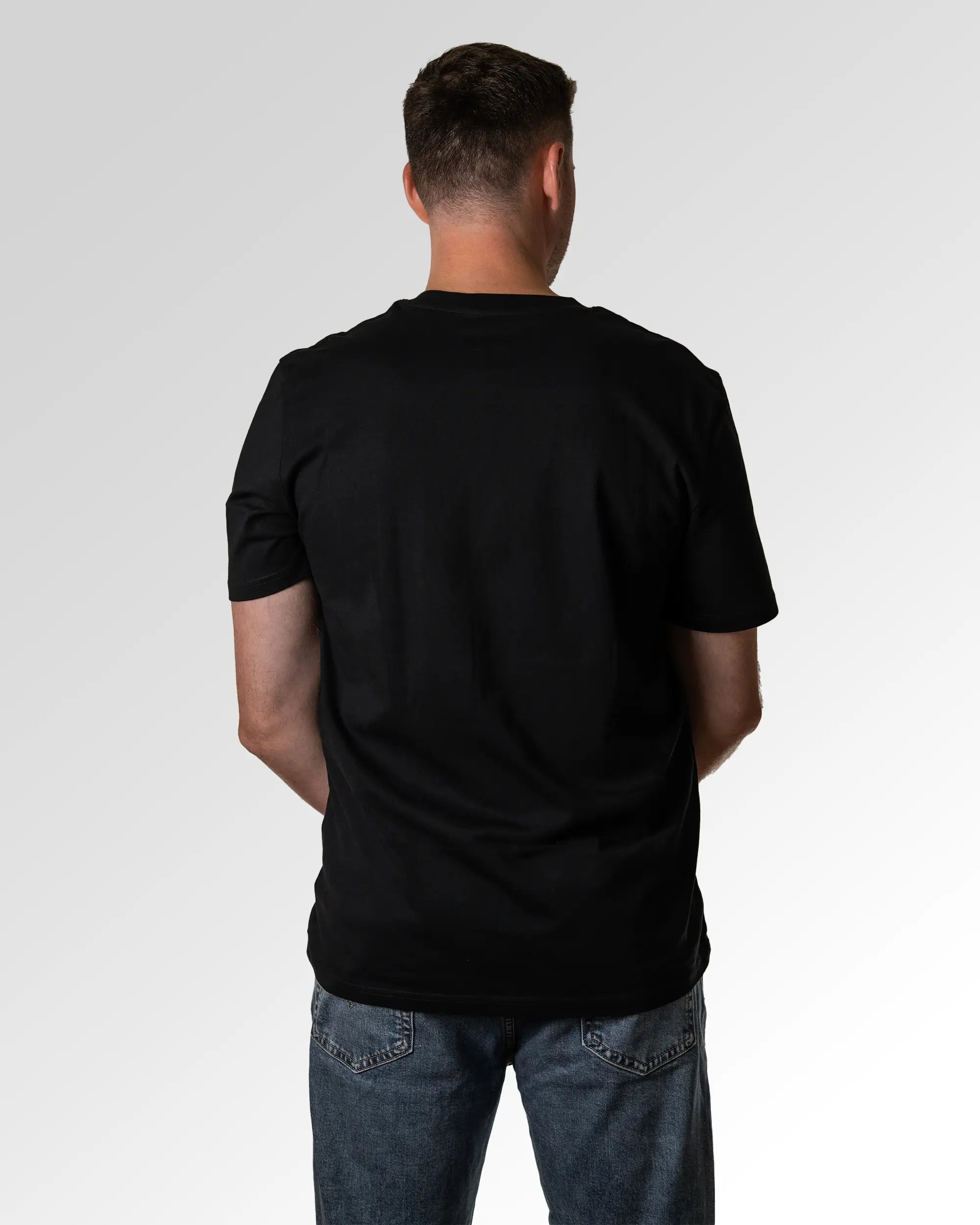 Primärer Modelshot der unbedruckten Seite des Organic Unisex T-Shirts von Maondo im Casual Fit mit dem Design Spinnst du? in der Farbe Black