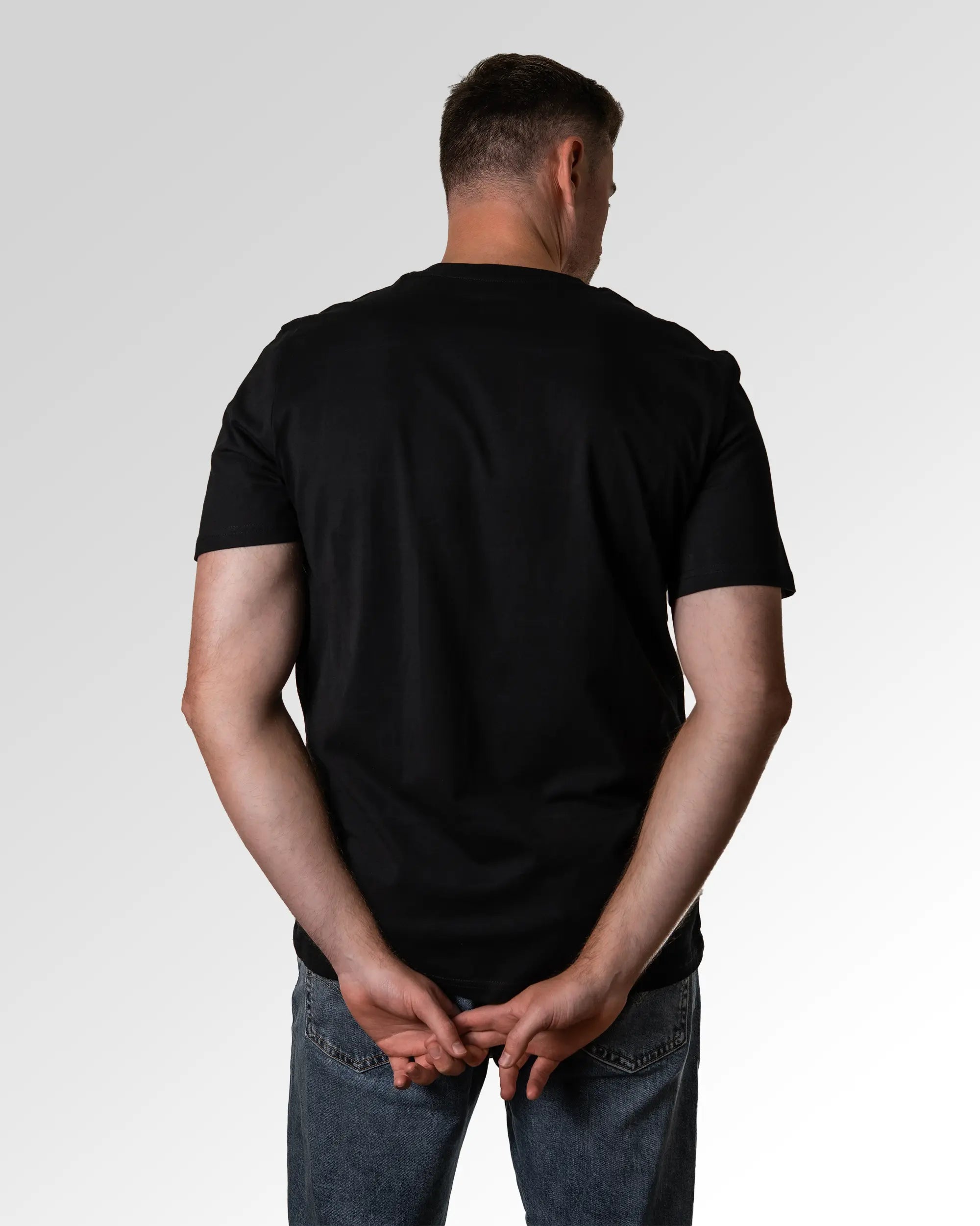Primärer Modelshot der unbedruckten Seite des Organic Unisex T-Shirts von Maondo im Casual Fit mit dem Design Krankmeldung in der Farbe Black