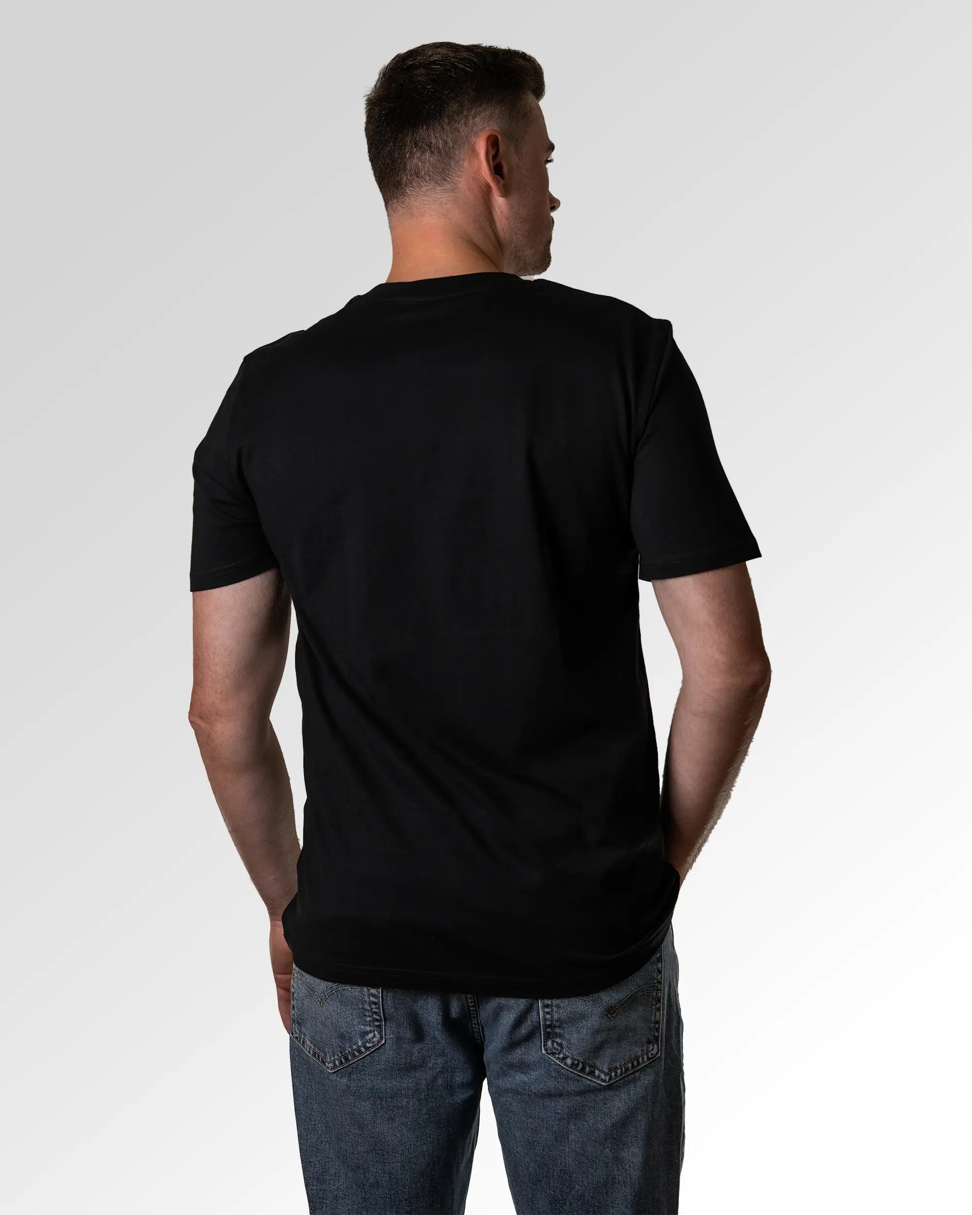 Primärer Modelshot der unbedruckten Seite des Organic Unisex T-Shirts von Maondo im Casual Fit mit dem Design Miau Gang in der Farbe Black