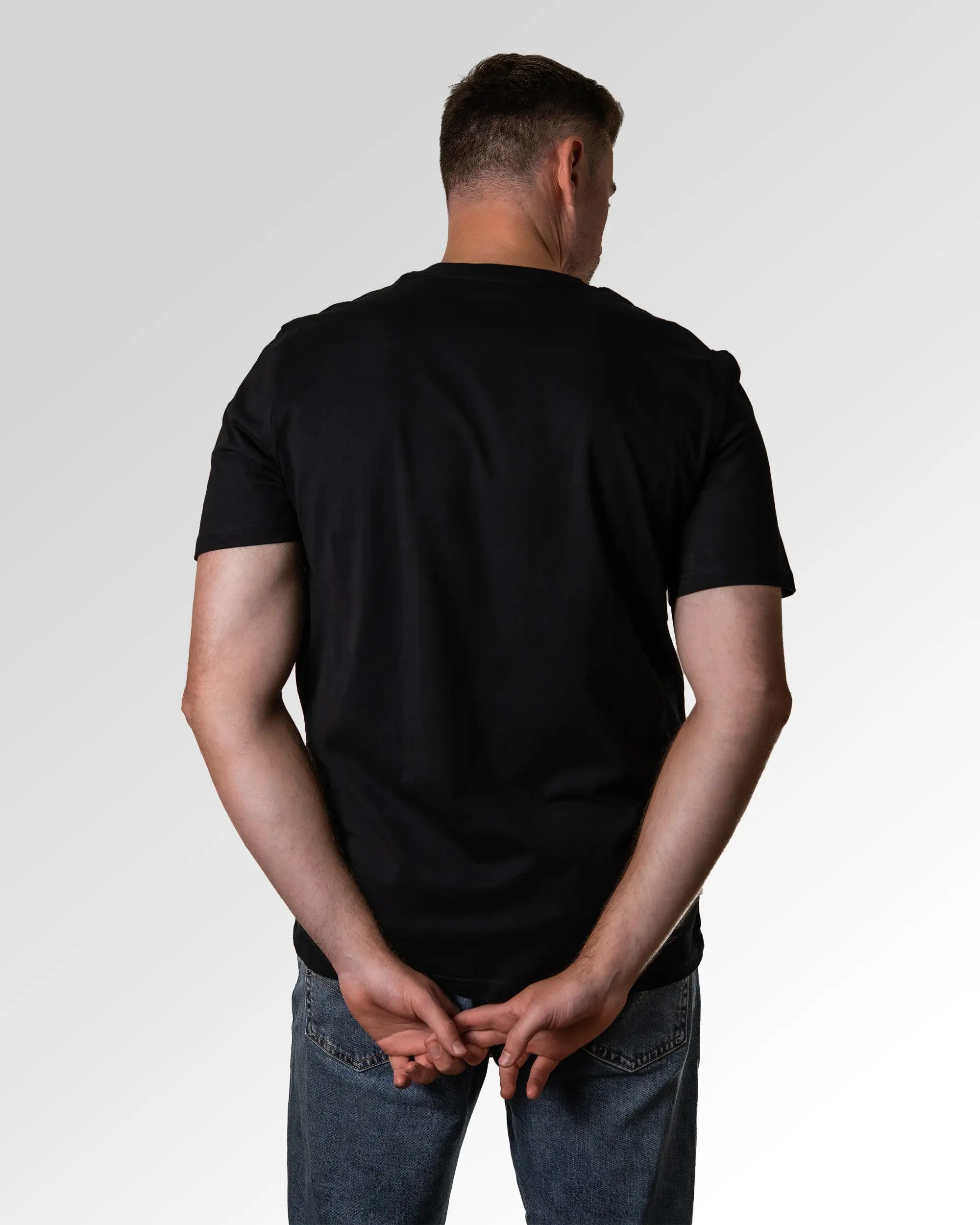 Primärer Modelshot der unbedruckten Seite des Organic Unisex T-Shirts von Maondo im Casual Fit mit dem Design Ein Brett geben in der Farbe Black