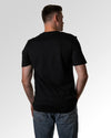 Primärer Modelshot der unbedruckten Seite des Organic Unisex T-Shirts von Maondo im Casual Fit mit dem Design Blaumachen in der Farbe Black