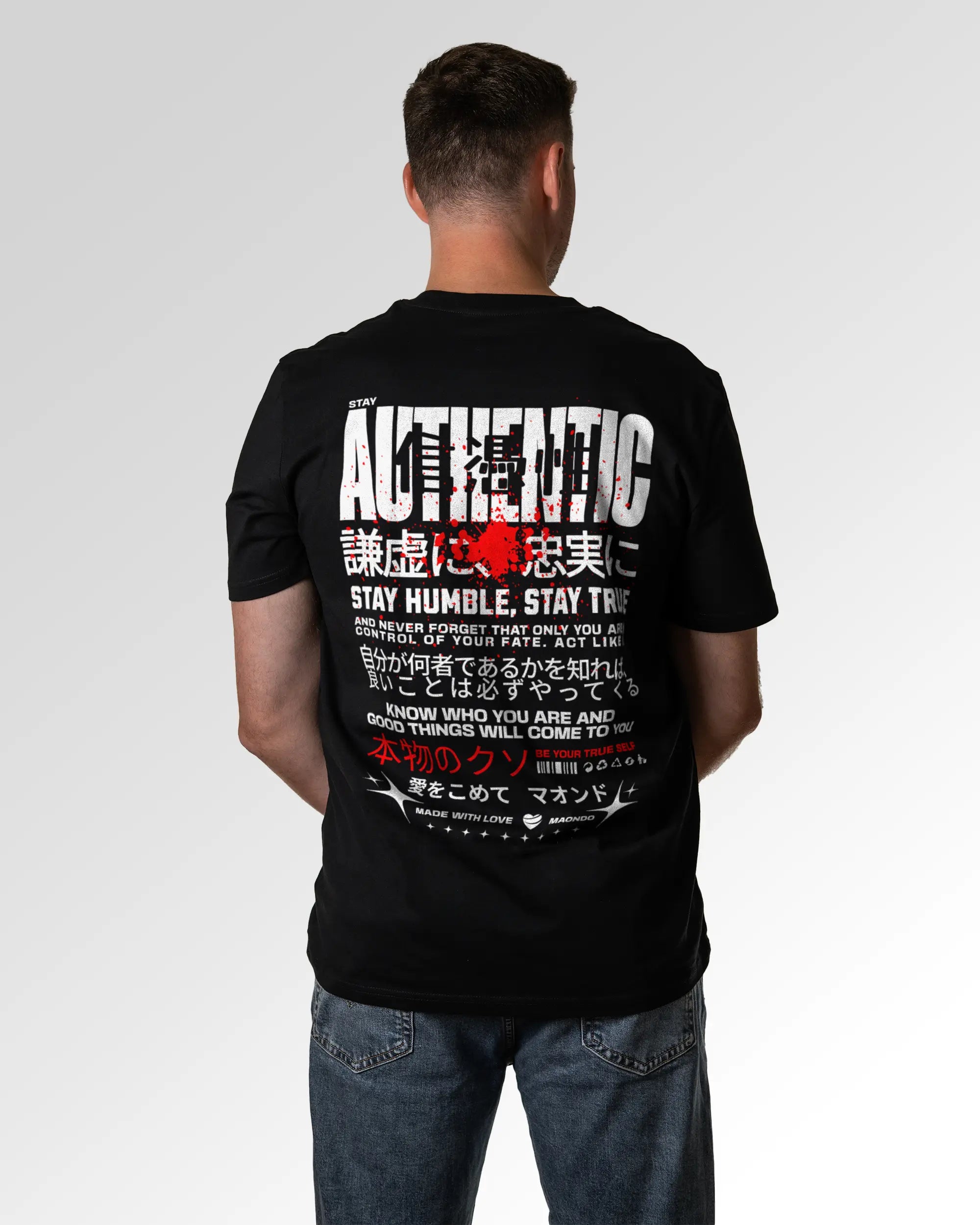 Männlicher Modelshot der sekundären Druckseite des Organic Unisex T-Shirts von Maondo im Casual Fit mit dem Design Authentic Shit in der Farbe Black