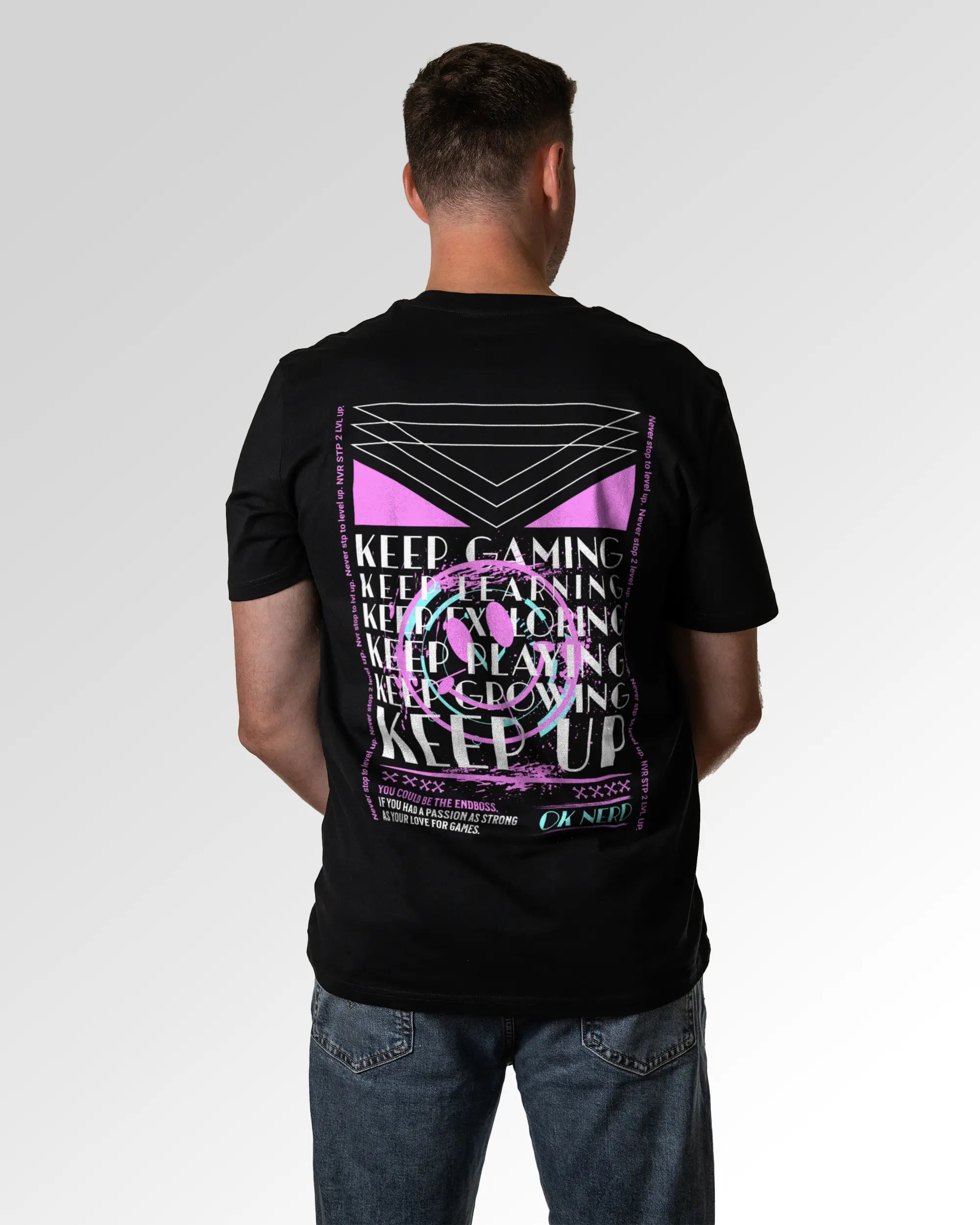 Männlicher Modelshot der sekundären Druckseite des Organic Unisex T-Shirts von Maondo im Casual Fit mit dem Design Nerd Engine in der Farbe Black