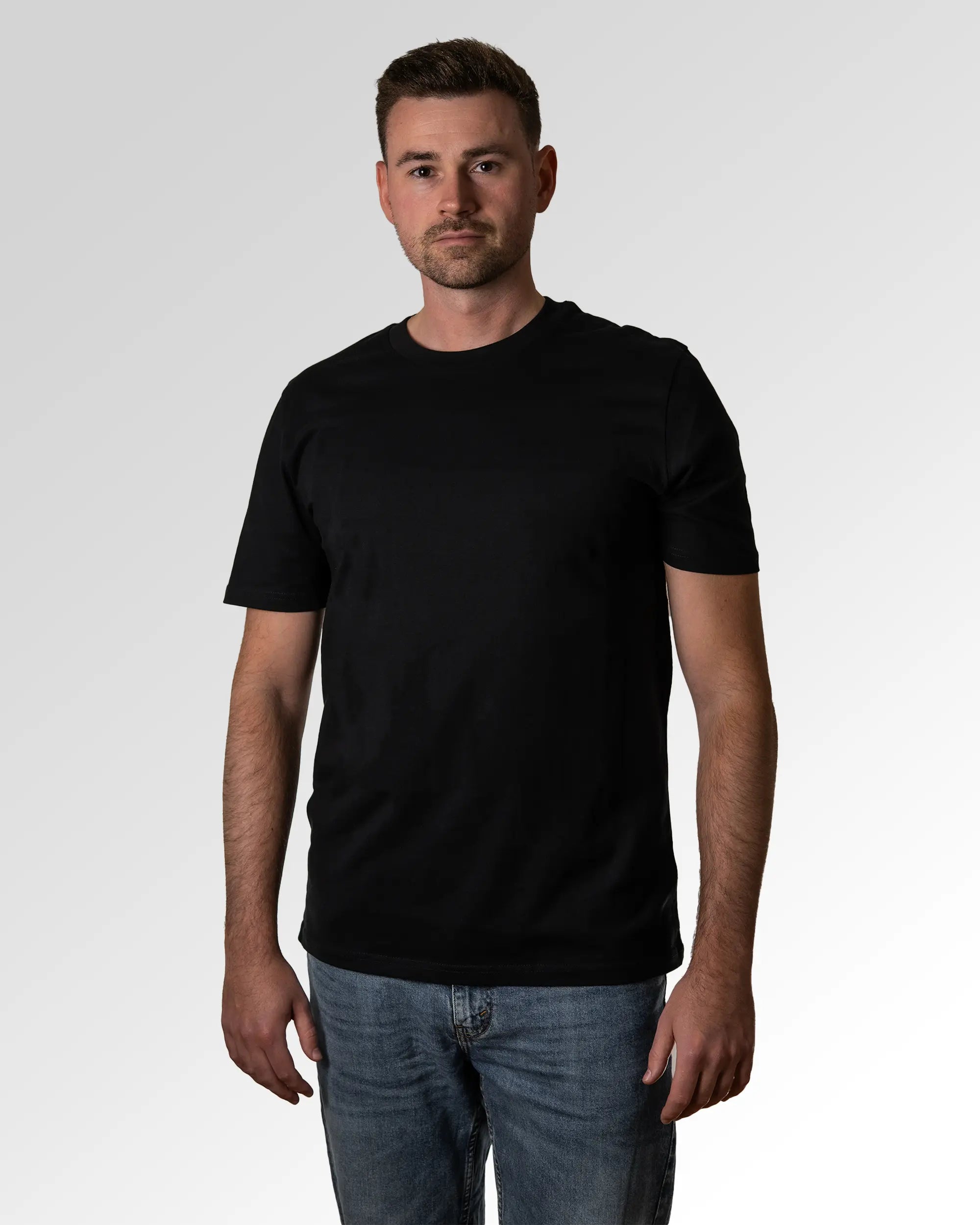 Primärer Modelshot der unbedruckten Seite des Organic Unisex T-Shirts von Maondo im Casual Fit mit dem Design Double Bamboozled in der Farbe Black