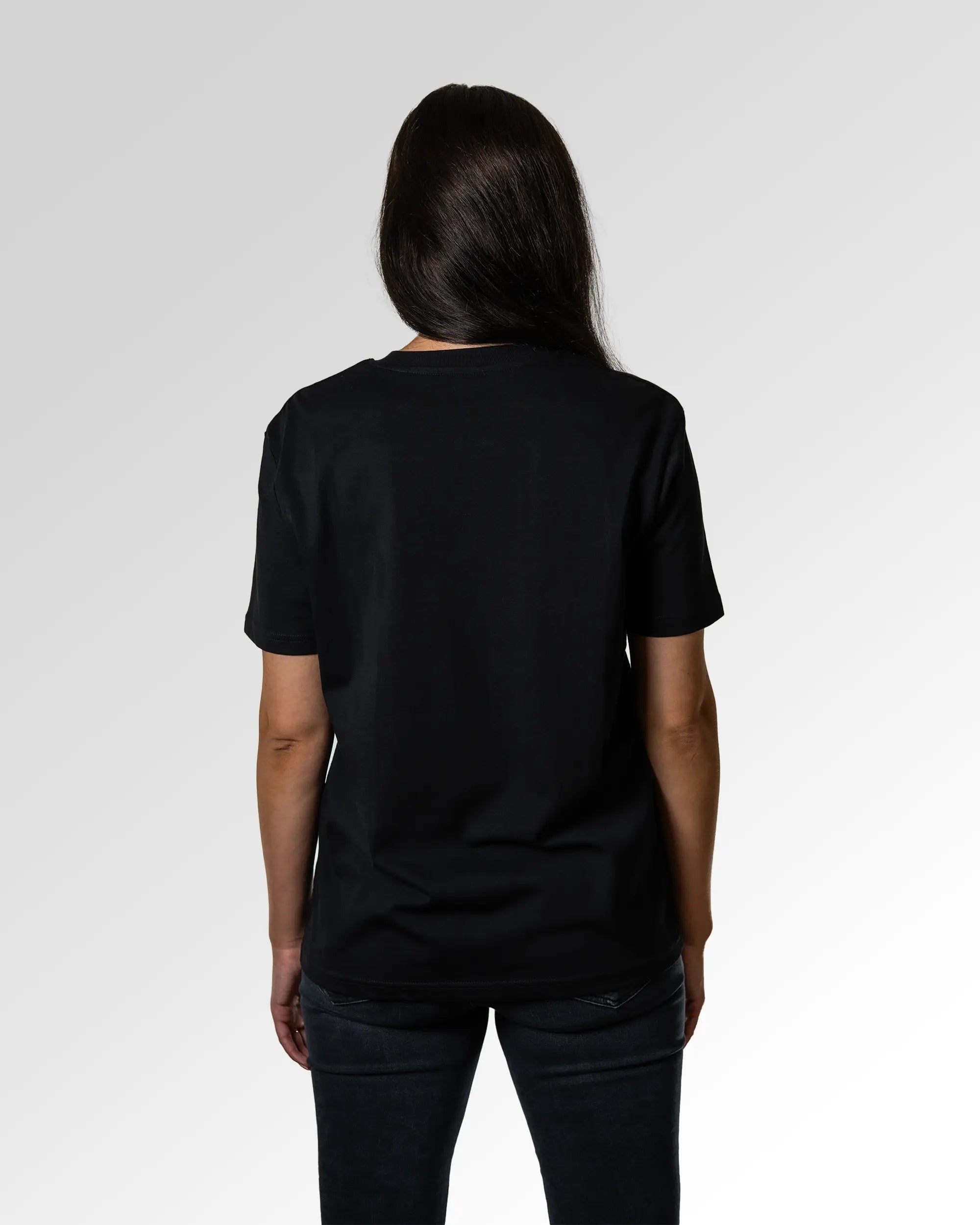 Sekundärer Modelshot der unbedruckten Seite des Organic Unisex T-Shirts von Maondo im Casual Fit mit dem Design Krankmeldung in der Farbe Black