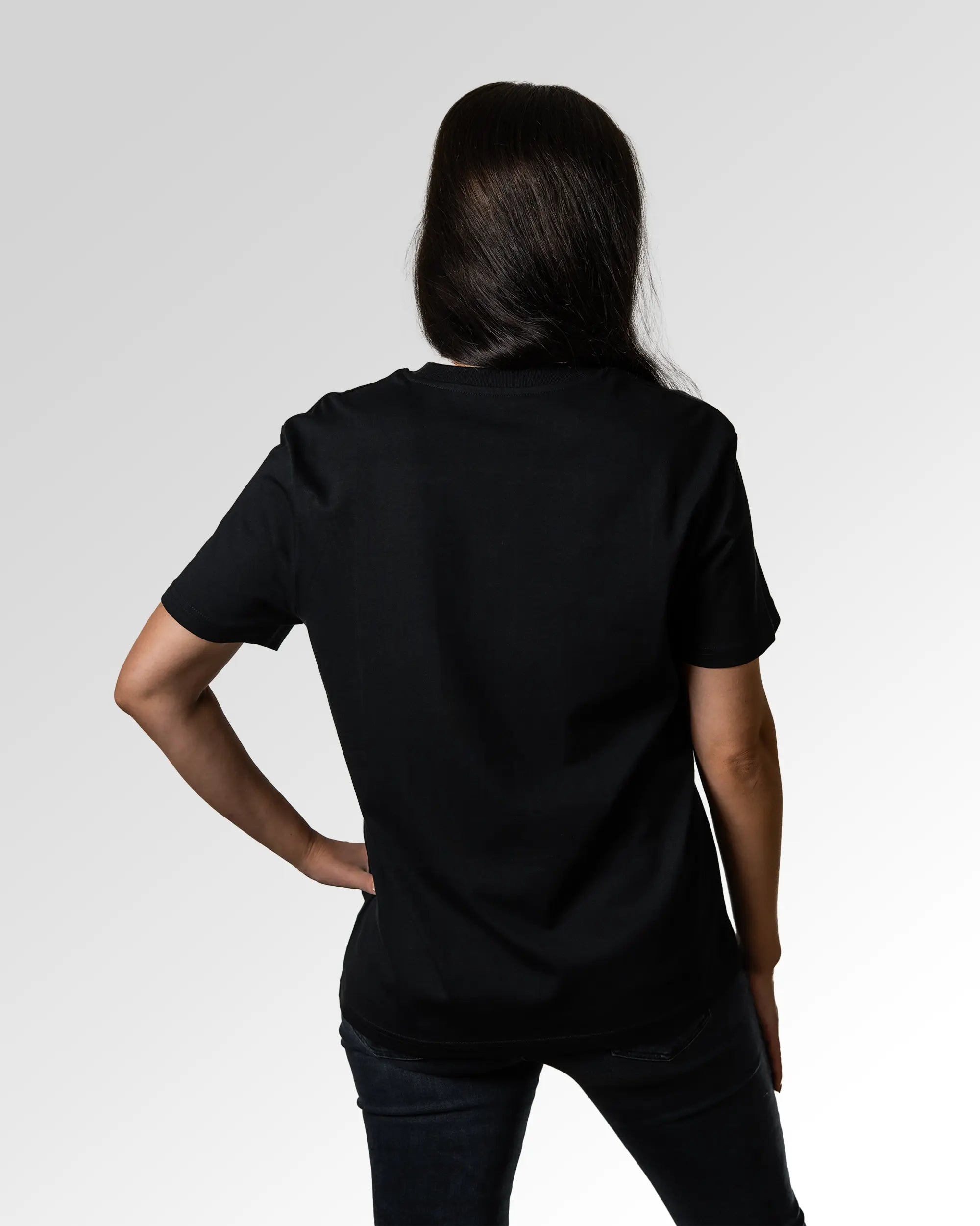 Sekundärer Modelshot der unbedruckten Seite des Organic Unisex T-Shirts von Maondo im Casual Fit mit dem Design Die richtige Antwort in der Farbe Black