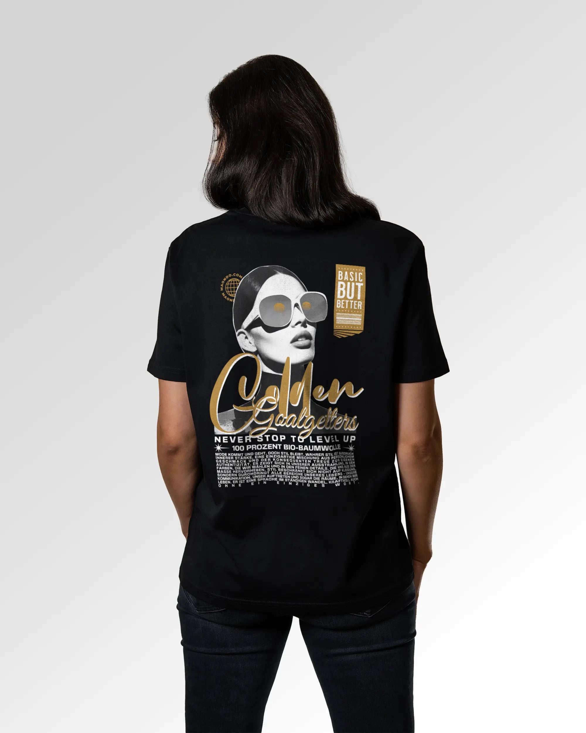 Weiblicher Modelshot der sekundären Druckseite des Organic Unisex T-Shirts von Maondo im Casual Fit mit dem Design Golden Goalgetters in der Farbe Black