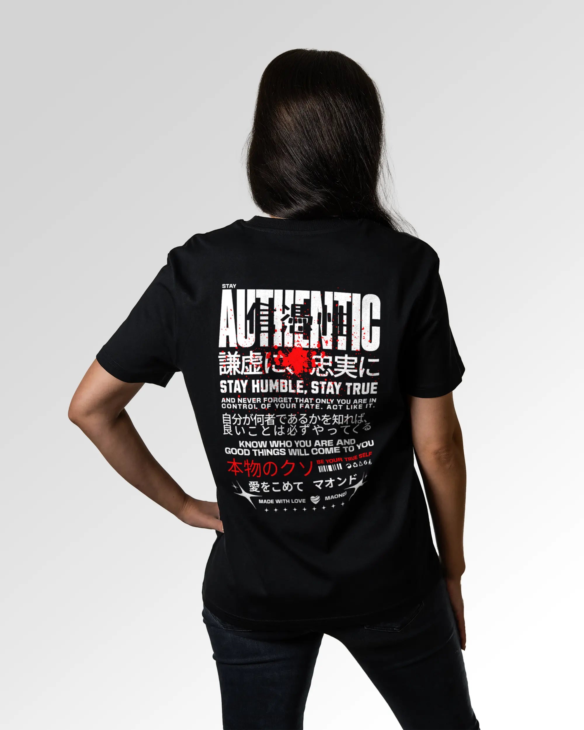 Weiblicher Modelshot der sekundären Druckseite des Organic Unisex T-Shirts von Maondo im Casual Fit mit dem Design Authentic Shit in der Farbe Black