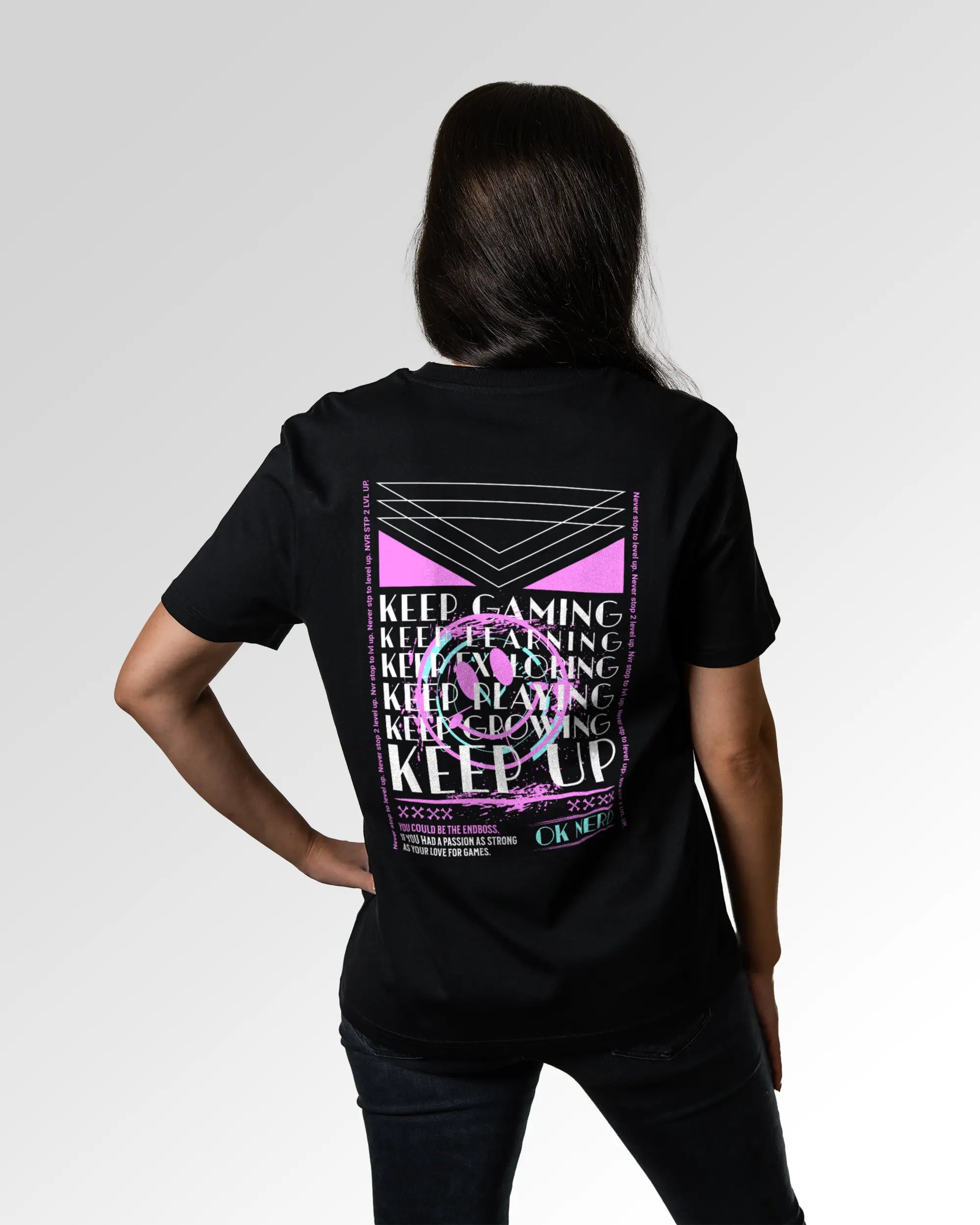 Weiblicher Modelshot der sekundären Druckseite des Organic Unisex T-Shirts von Maondo im Casual Fit mit dem Design Nerd Engine in der Farbe Black