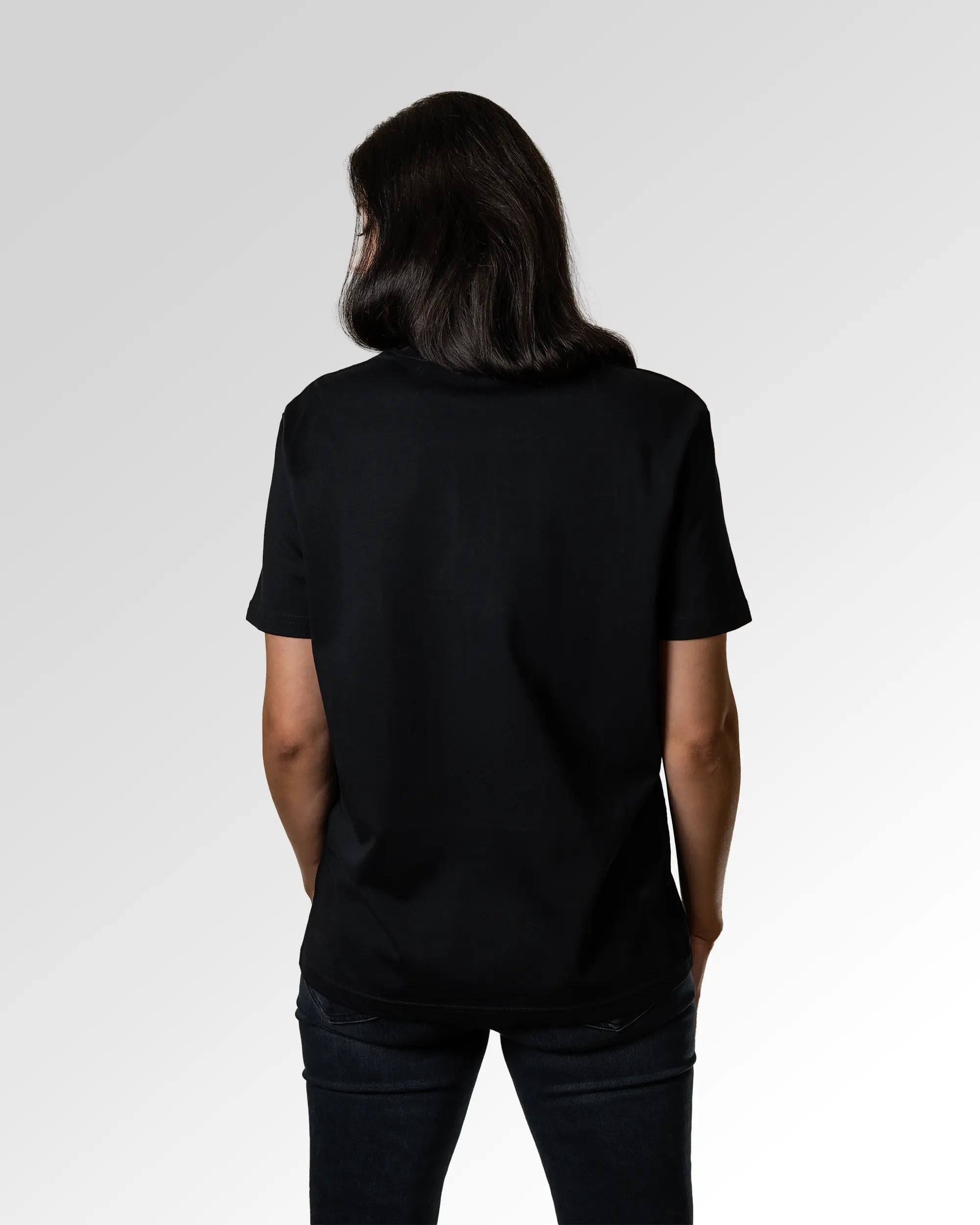 Sekundärer Modelshot der unbedruckten Seite des Organic Unisex T-Shirts von Maondo im Casual Fit mit dem Design Keystrokes in der Farbe Black