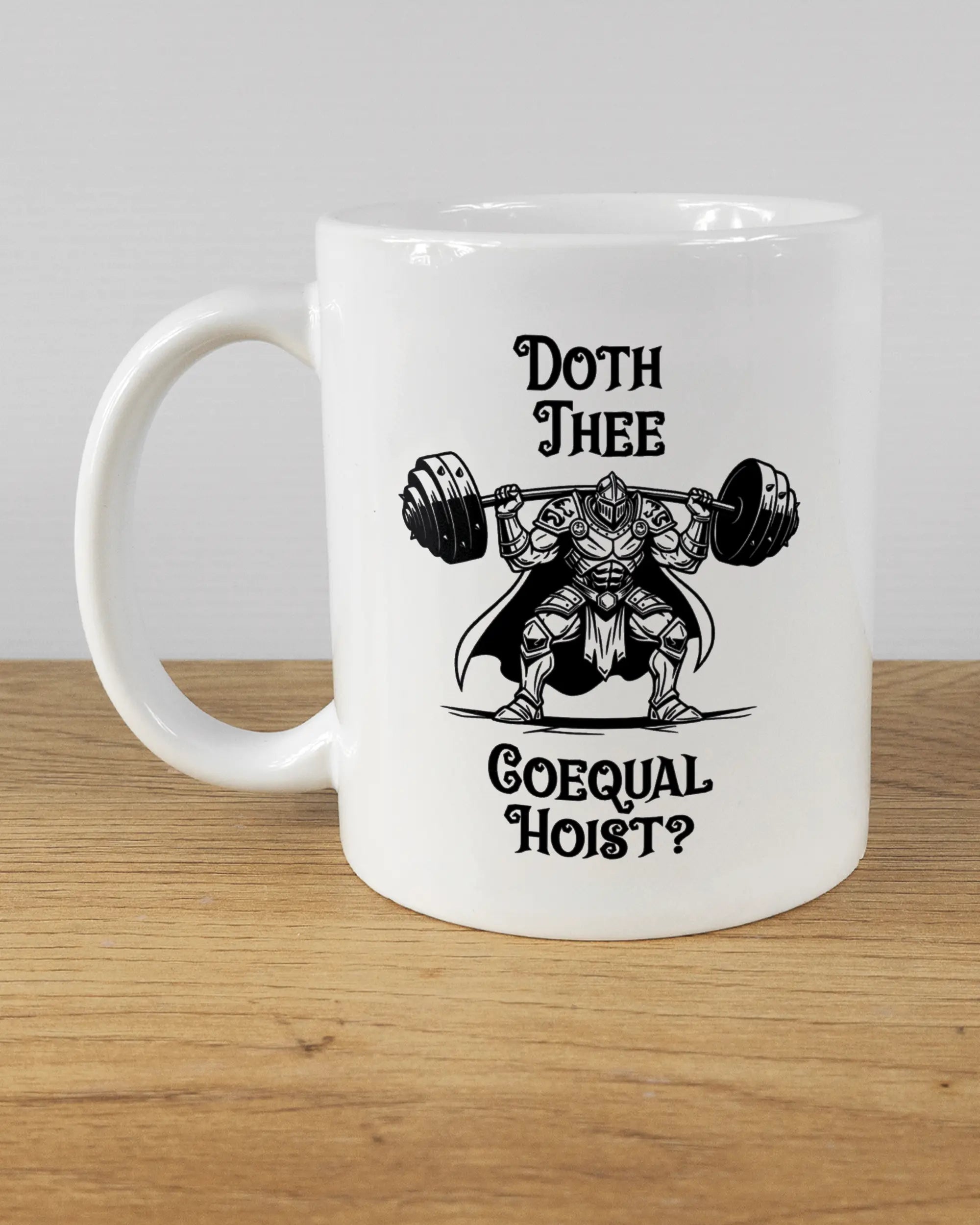 Titelbild, das die linke Seite der beidseitig bedruckten Keramiktasse von Maondo mit dem Design Hoist Mode in der Farbe White auf einem Holztisch zeigt