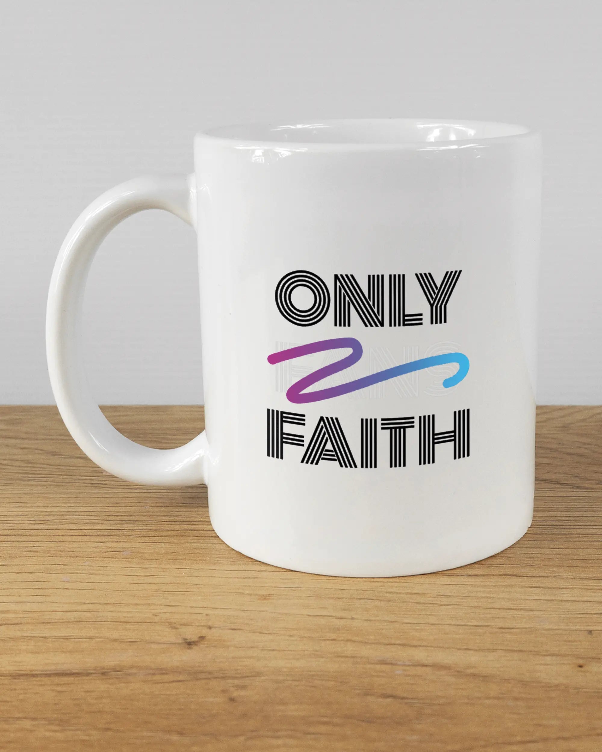 Titelbild, das die linke Seite der beidseitig bedruckten Keramiktasse von Maondo mit dem Design Only Faith in der Farbe White auf einem Holztisch zeigt