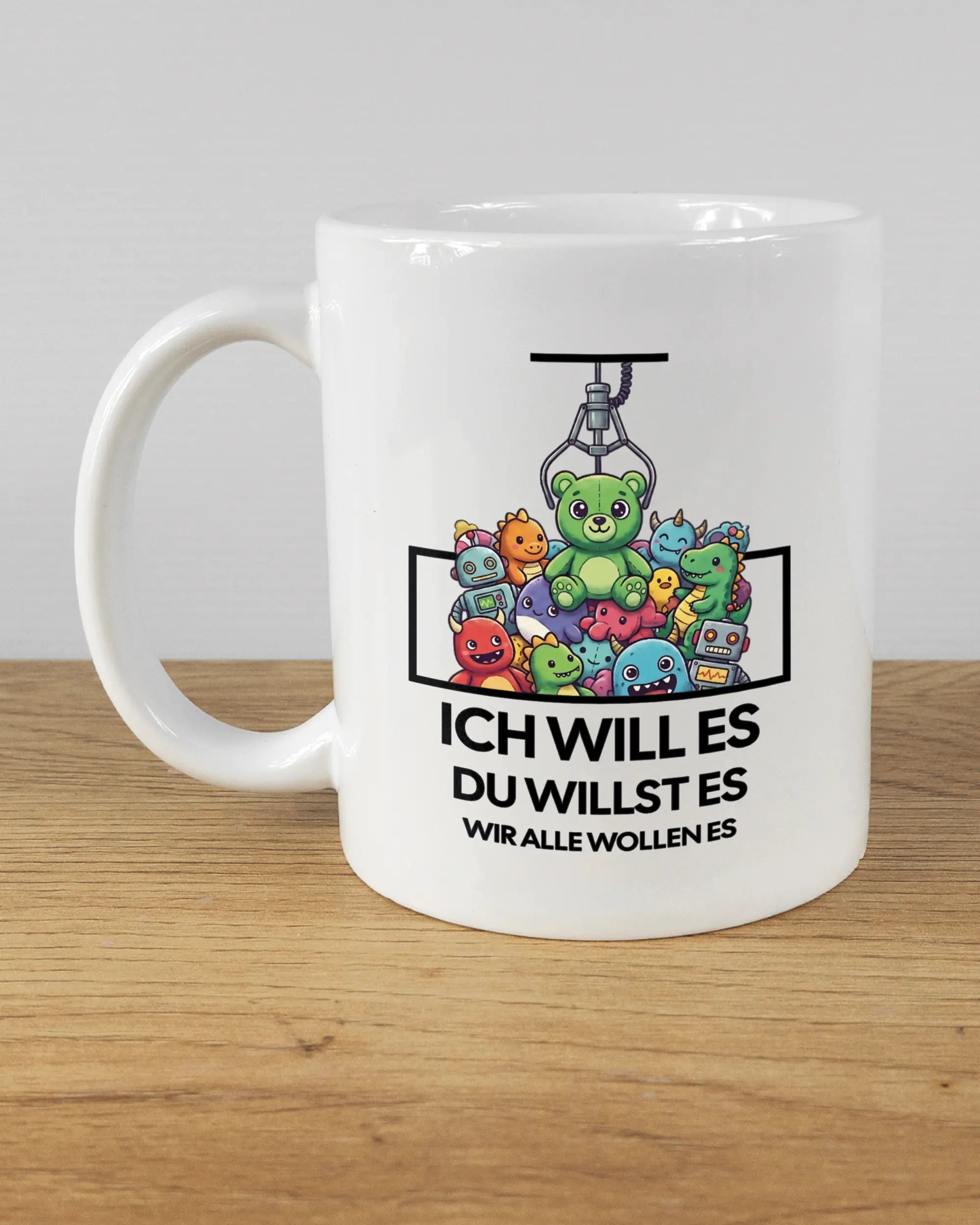 Titelbild, das die linke Seite der beidseitig bedruckten Keramiktasse von Maondo mit dem Design Will Stofftier in der Farbe White auf einem Holztisch zeigt