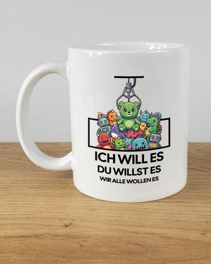 Titelbild, das die linke Seite der beidseitig bedruckten Keramiktasse von Maondo mit dem Design Will Stofftier in der Farbe White auf einem Holztisch zeigt