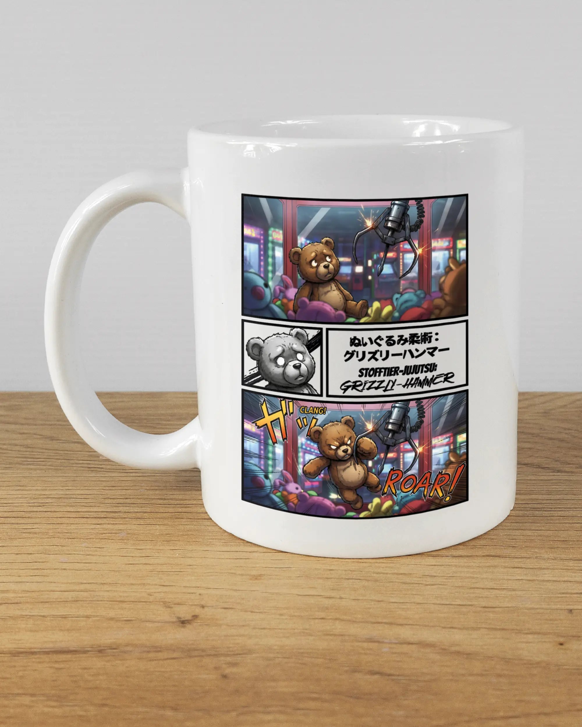 Titelbild, das die linke Seite der beidseitig bedruckten Keramiktasse von Maondo mit dem Design Manga Stoff in der Farbe White auf einem Holztisch zeigt