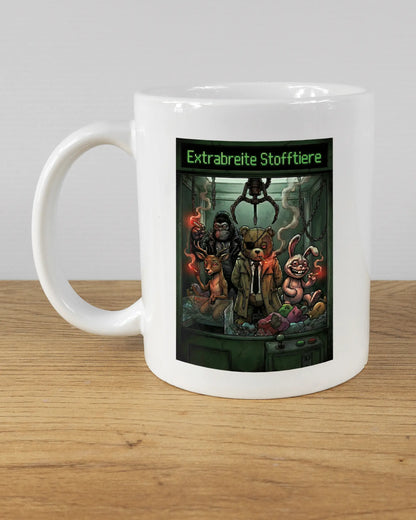 Titelbild, das die linke Seite der beidseitig bedruckten Keramiktasse von Maondo mit dem Design Extrabreit in der Farbe White auf einem Holztisch zeigt